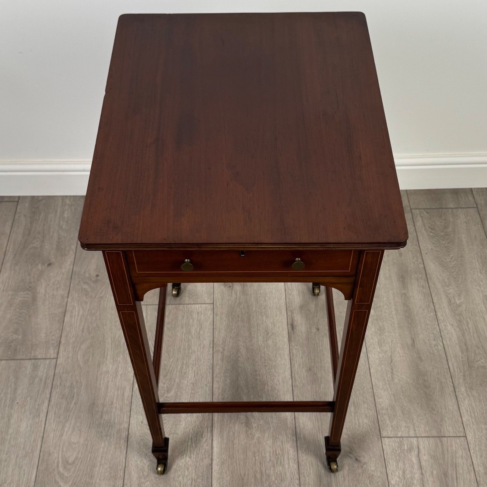 photo furniture Antique 19th Century Good Quality Side Table In Mahogany