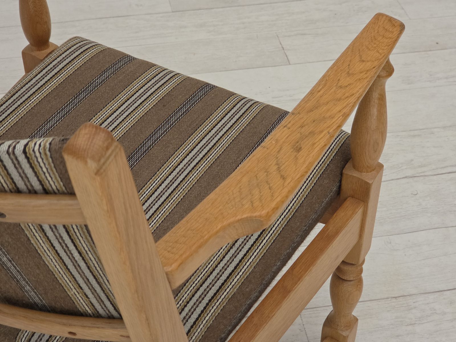 photo vintage 1970s, Pair Of Scandinavian Armchairs, Furniture Wool, Solid Oak Wood.