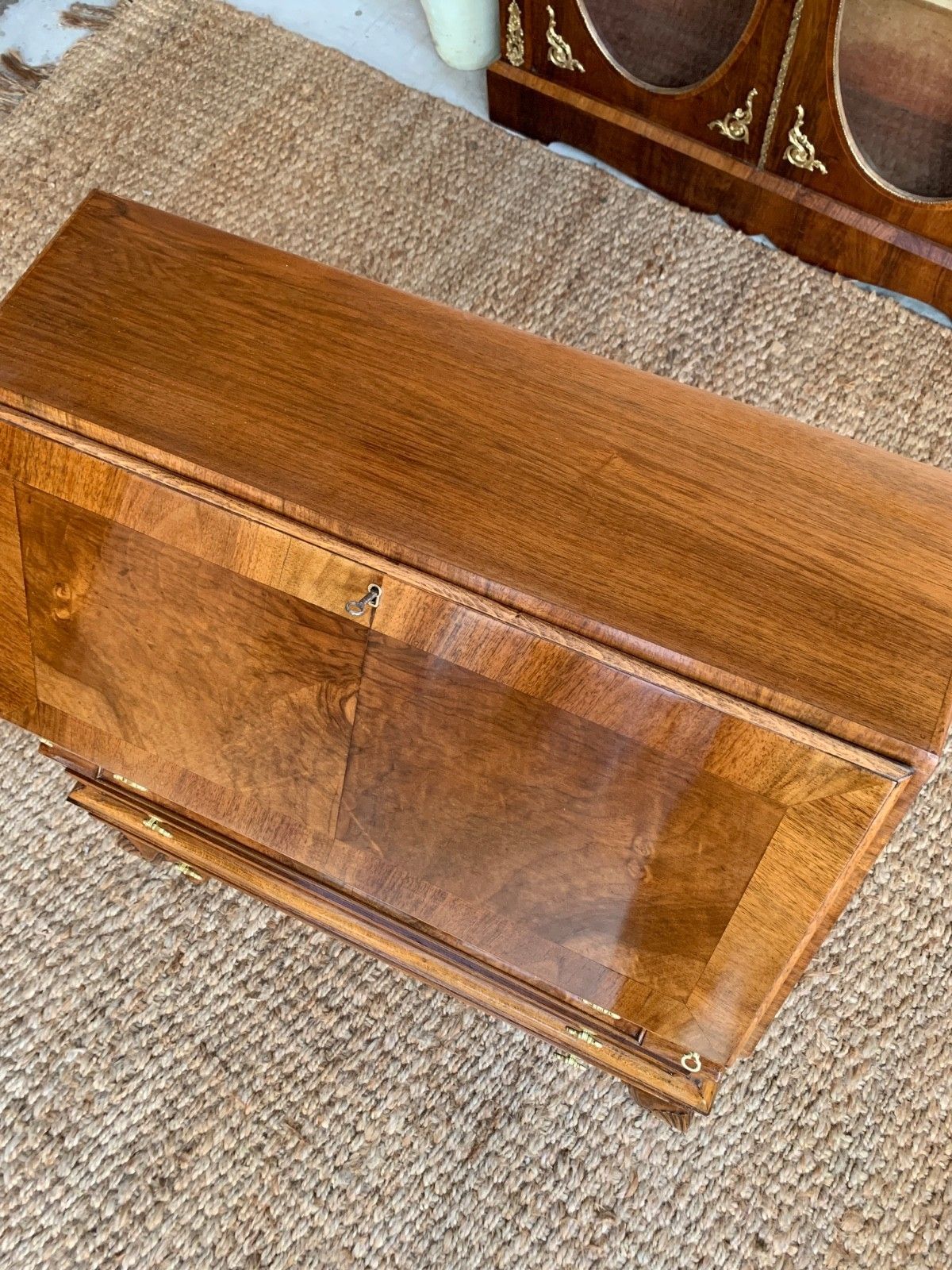 photo vinterior Queen Anne Style Walnut Bureau