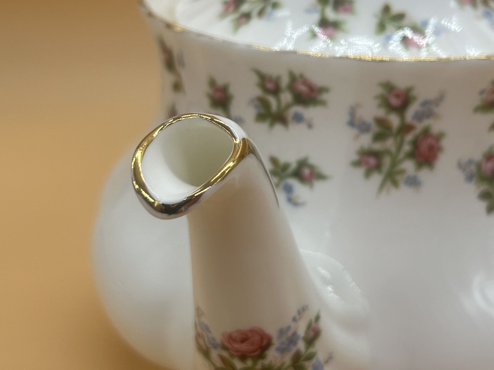 Large Vintage Royal Albert China Winsome Design 2 Pint Capacity Teapot. photo buy