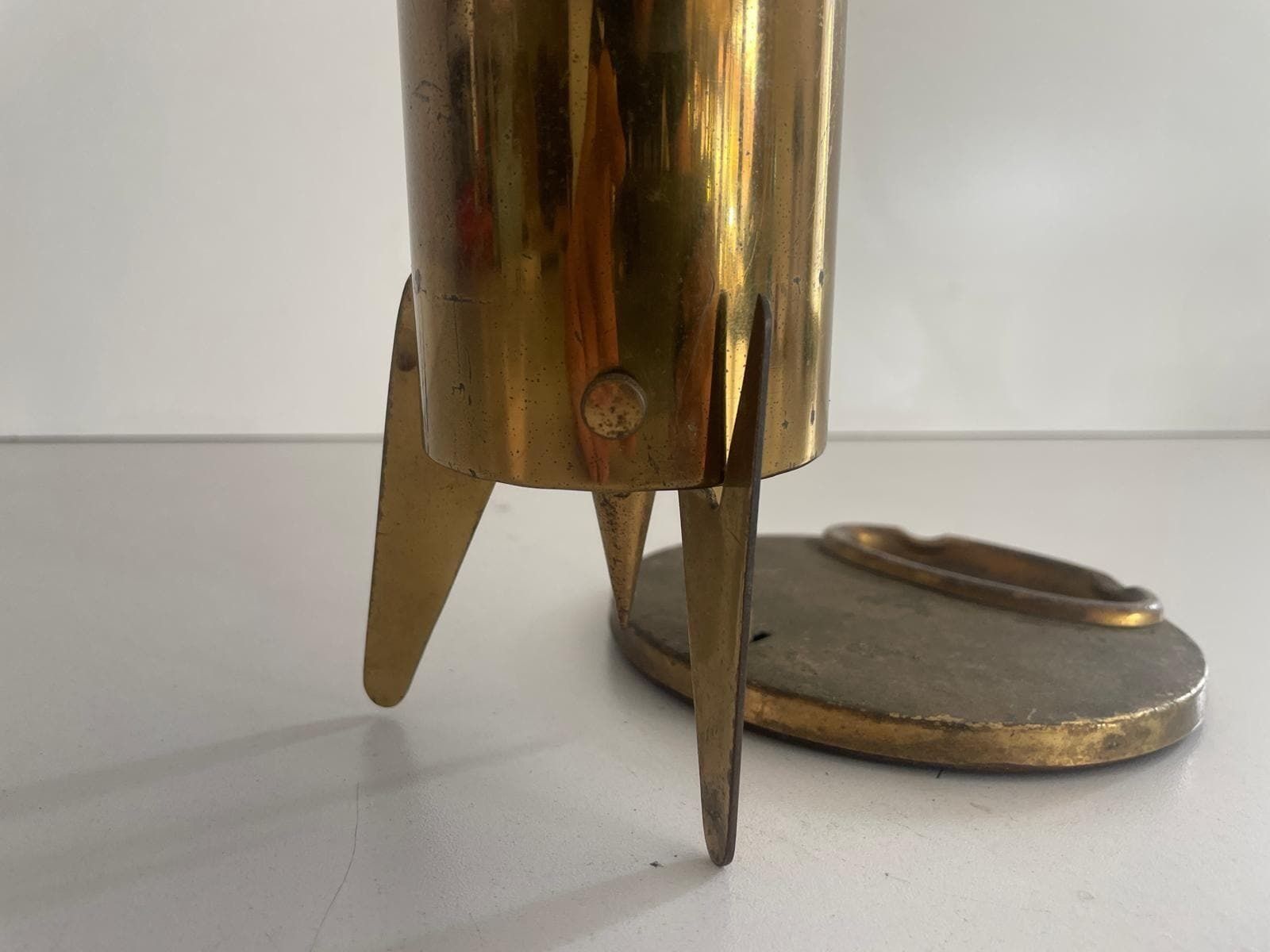 photo furniture Mid Century Rare Brass Italian Rocket Design Luxury Cigarette Dispenser With Ashtray By Brevettato, 1960s, Italy