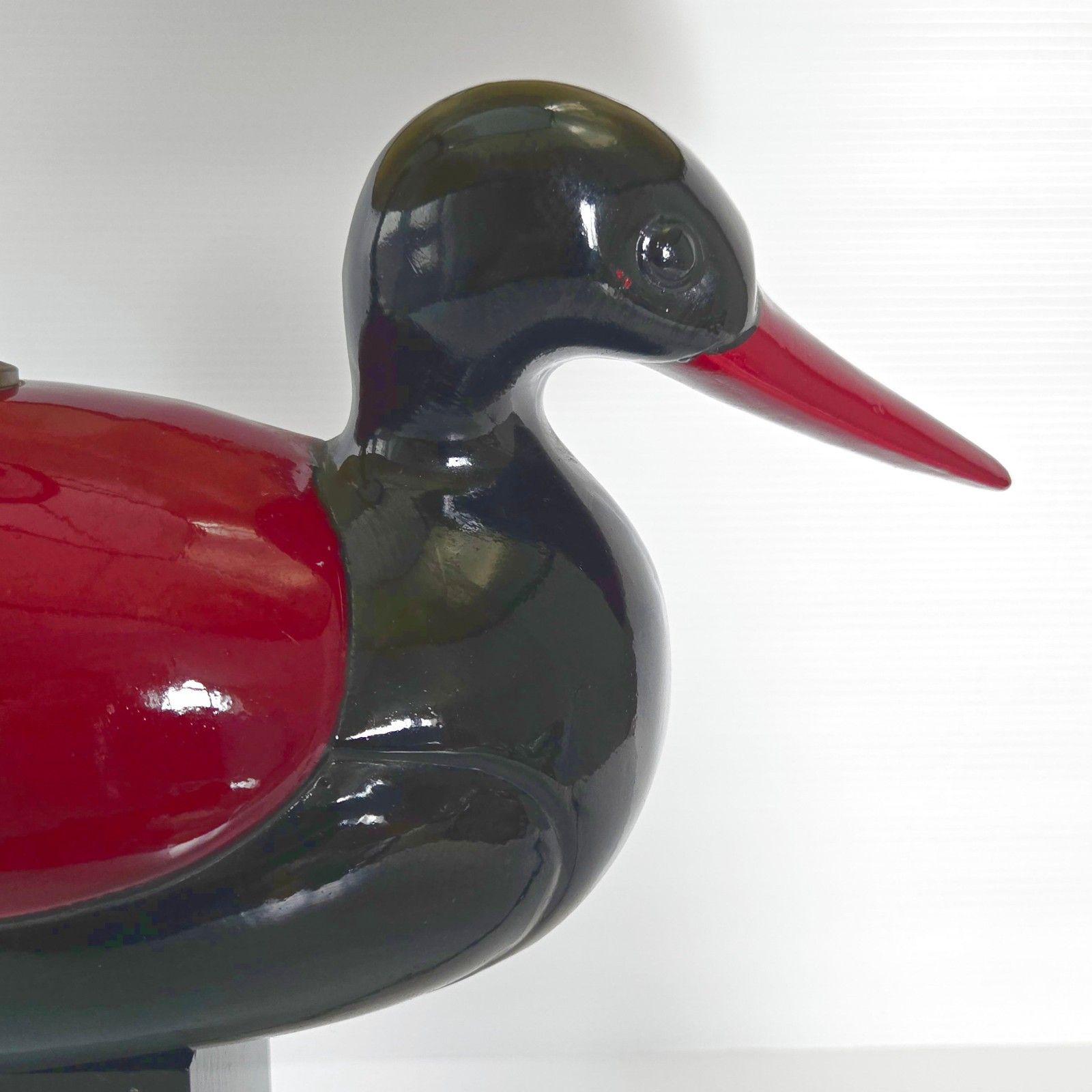 512.0 Vintage 1970 Italian Duck Wood Lacquer Black & Burgundy Table Lamp 70s photo