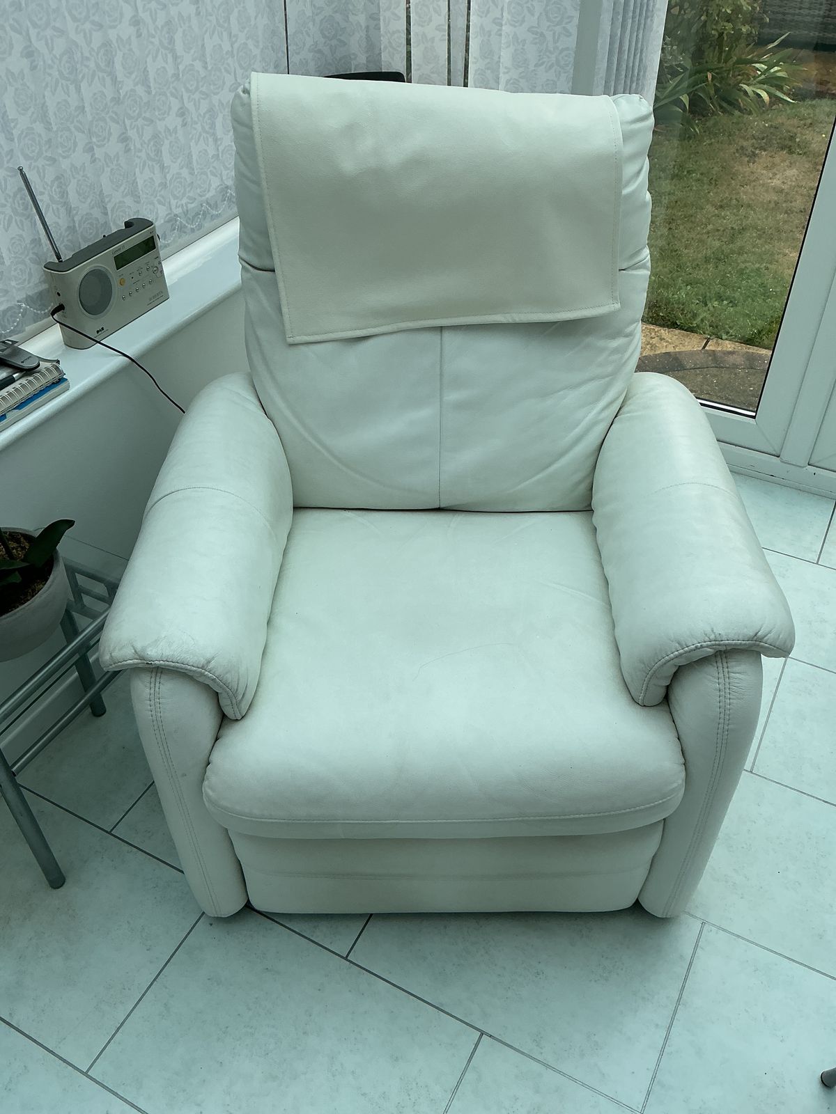 White Leather Electric Recliner Chairs (2 Armchairs And 1 Two Seater Recliner Settee) photo furniture