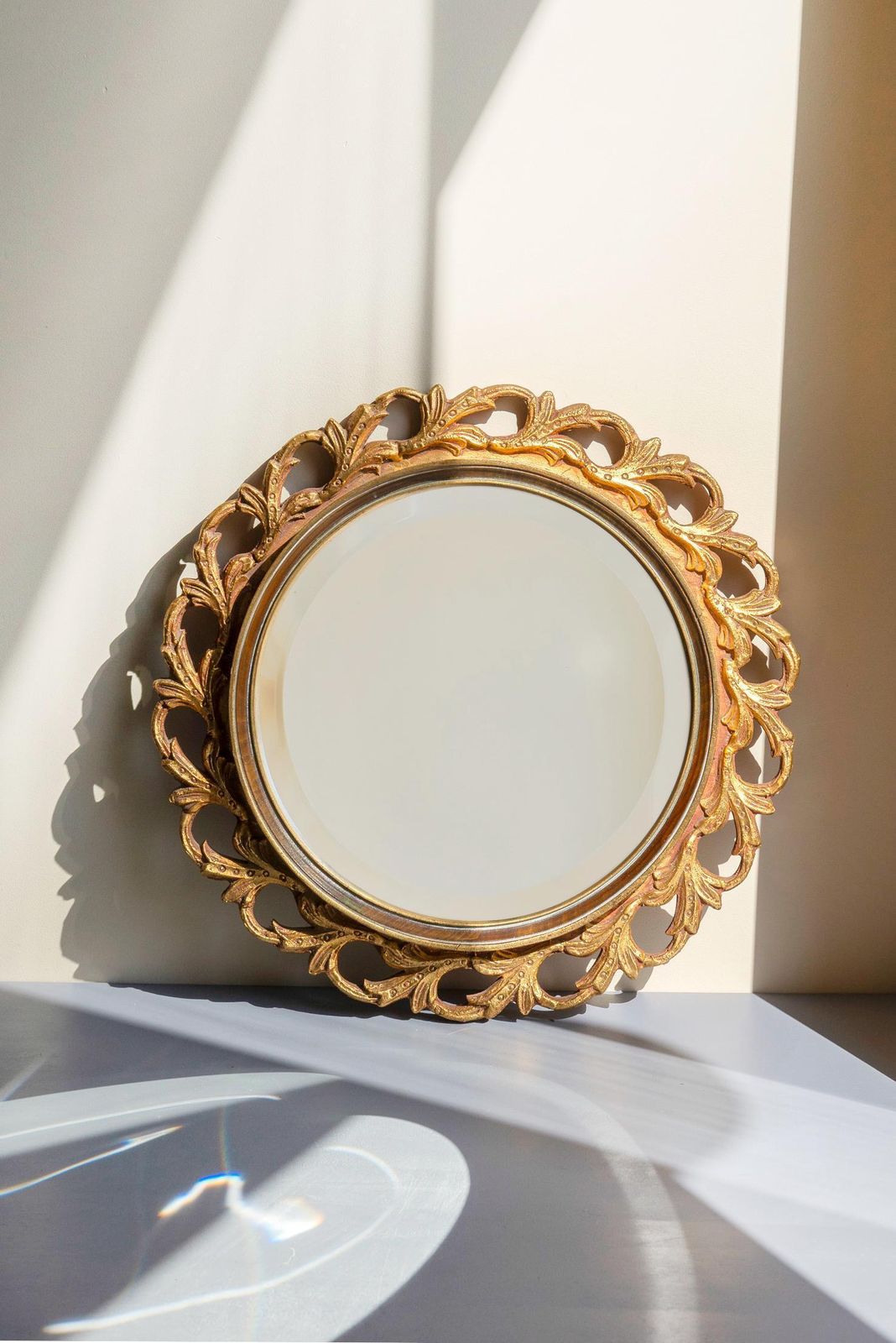 Ronde Gouden Spiegel Met Geslepen Glas, Italiaans Design Ca. Jaren 1960, Hollywood Regency Wandspiegel, Handgesneden Ornamenteel Frame, Mid Century Vergulde Spiegel photo for sale