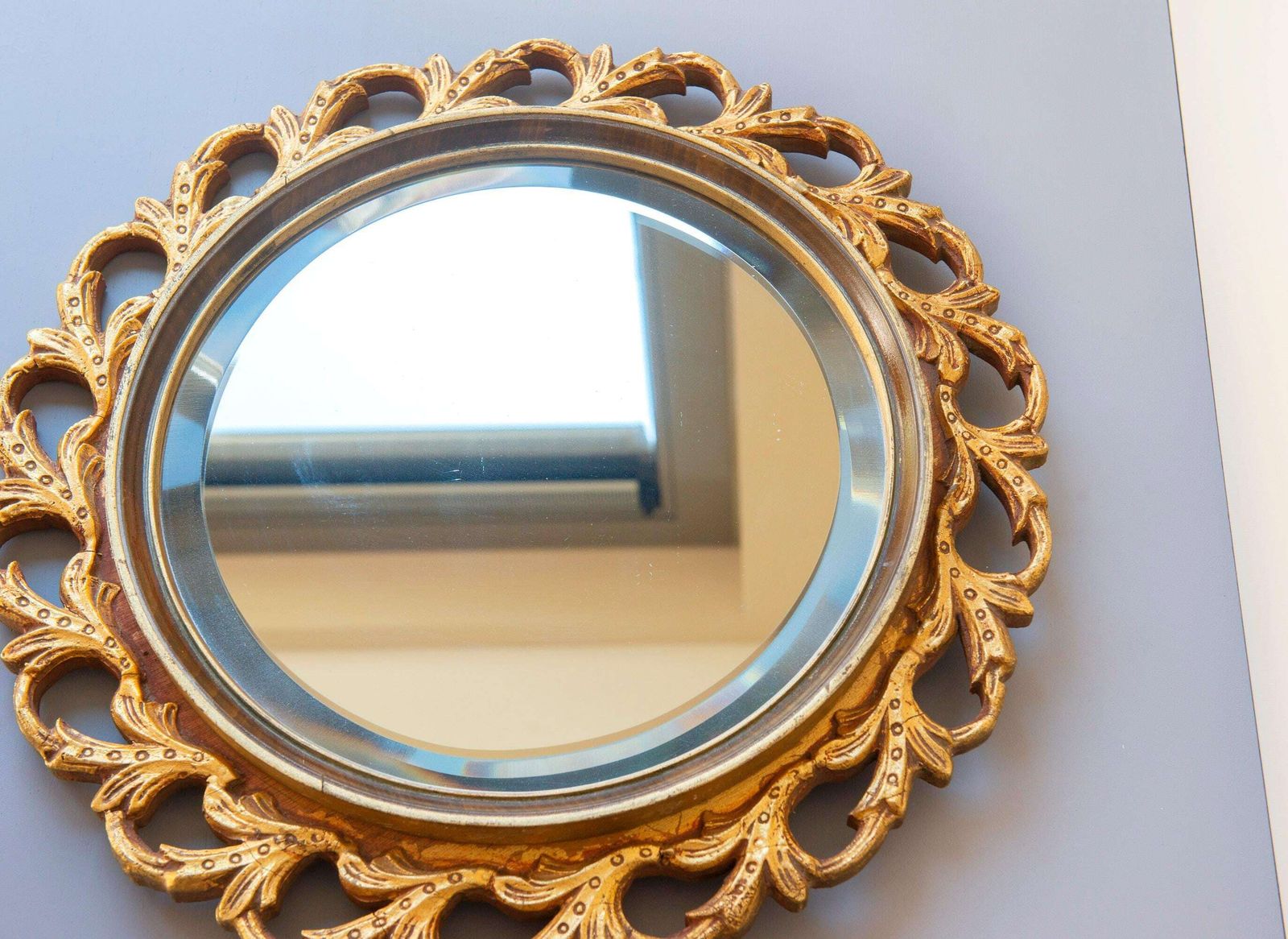 photo for sale Ronde Gouden Spiegel Met Geslepen Glas, Italiaans Design Ca. Jaren 1960, Hollywood Regency Wandspiegel, Handgesneden Ornamenteel Frame, Mid Century Vergulde Spiegel