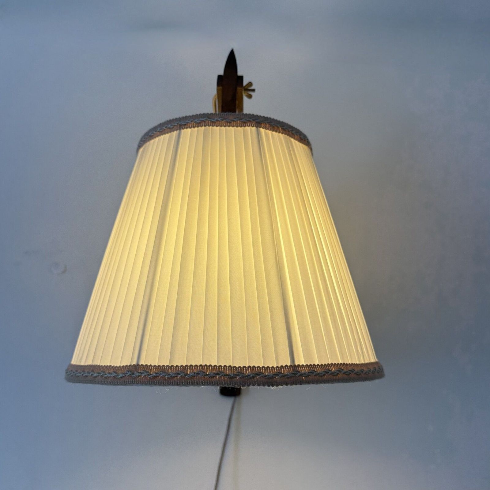 photo furniture T.J.W Zweers Vintage Oak Wooden Wall Lamp 1950s