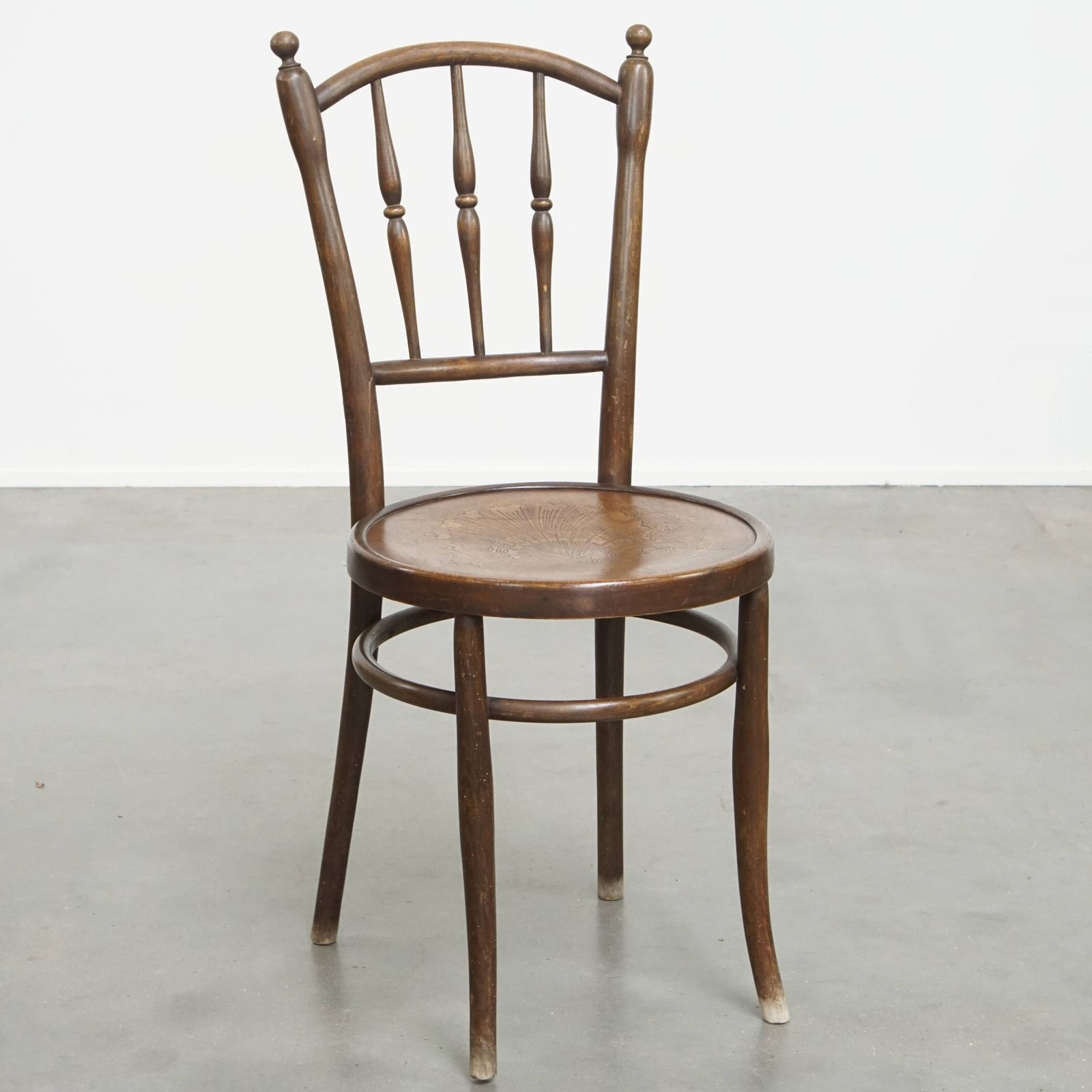 Charming, Very Elegant Bistro Chair In The Style Of Thonet With Beautiful Carvings In The Seat.