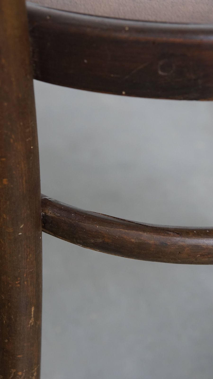 photo buy Charmante, Elegante Bistrostoel In De Stijl Van Thonet Met Fraai Gesneden Details In De Zitting.
