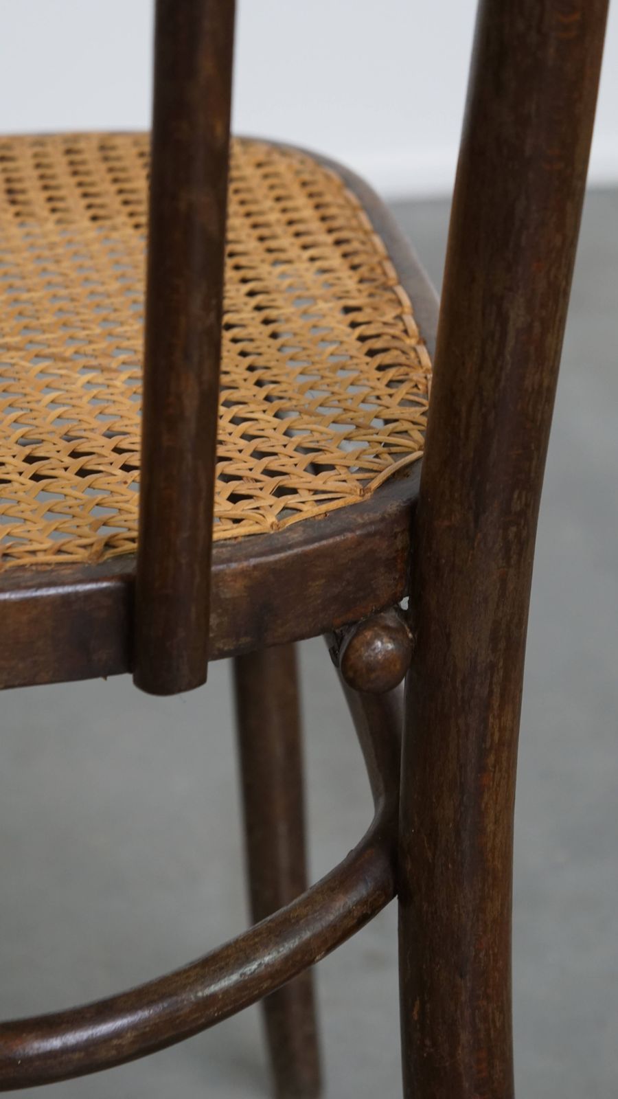 Meubels Tijdloze Bistrostoel In De Stijl Van Thonet Met Gevlochten Rieten Zitting photo