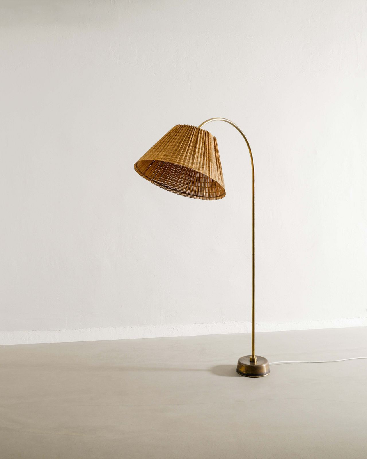 Finnish Mid Century Floor Lamp With Straw Shade And Patinated Brass Attributed To Paavo Tynell, 1940s