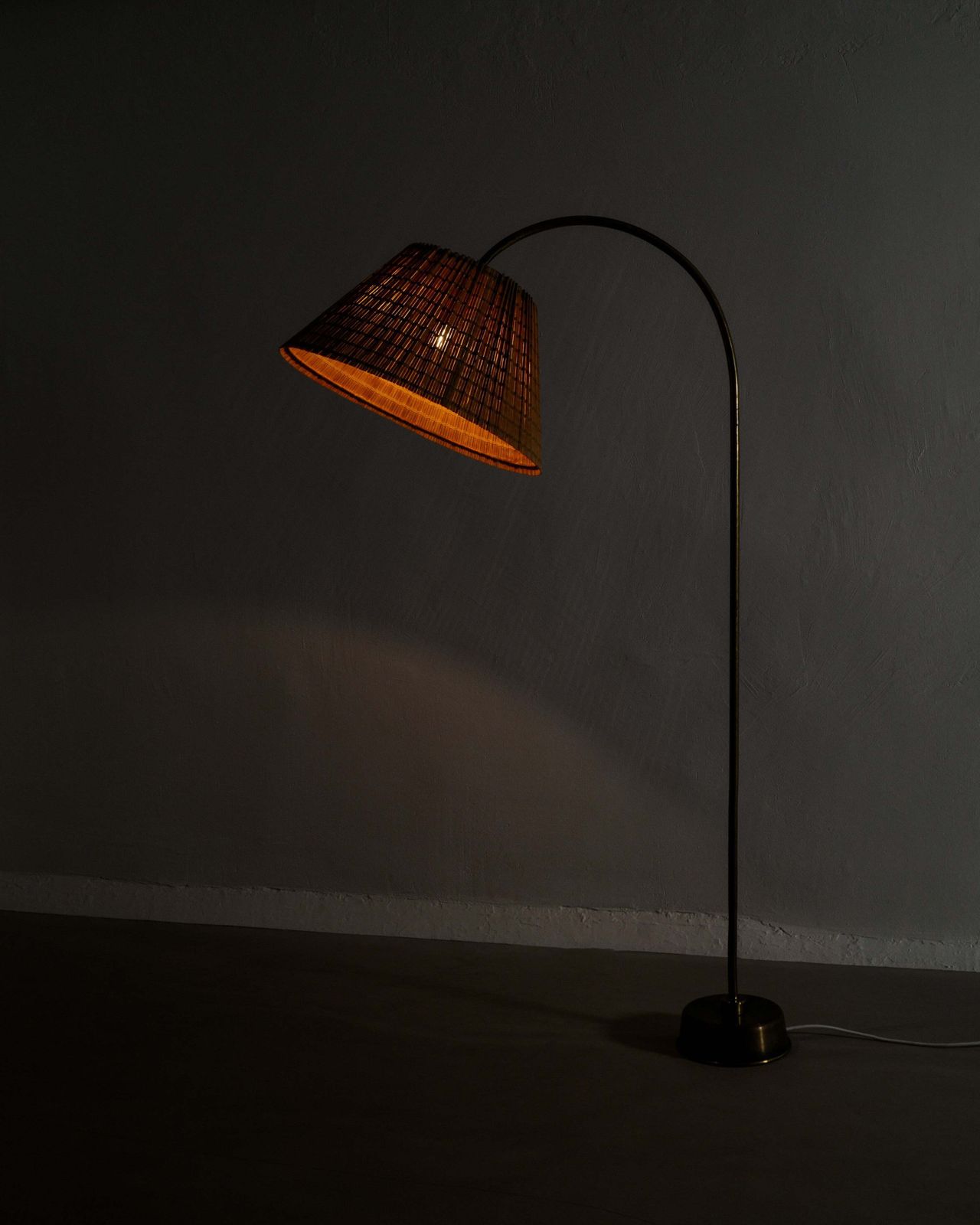 Finnish Mid Century Floor Lamp With Straw Shade And Patinated Brass Attributed To Paavo Tynell, 1940s photo Lighting