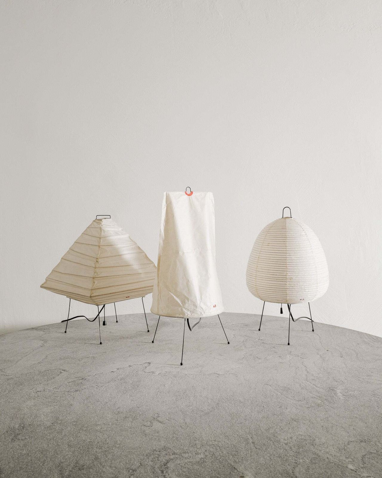 Vintage Japanese Mid Century "1a" Table Lamp In Washi Paper & Metal By Isamu Noguchi For Ozeki & Co Japan, 1950s photo vinterior