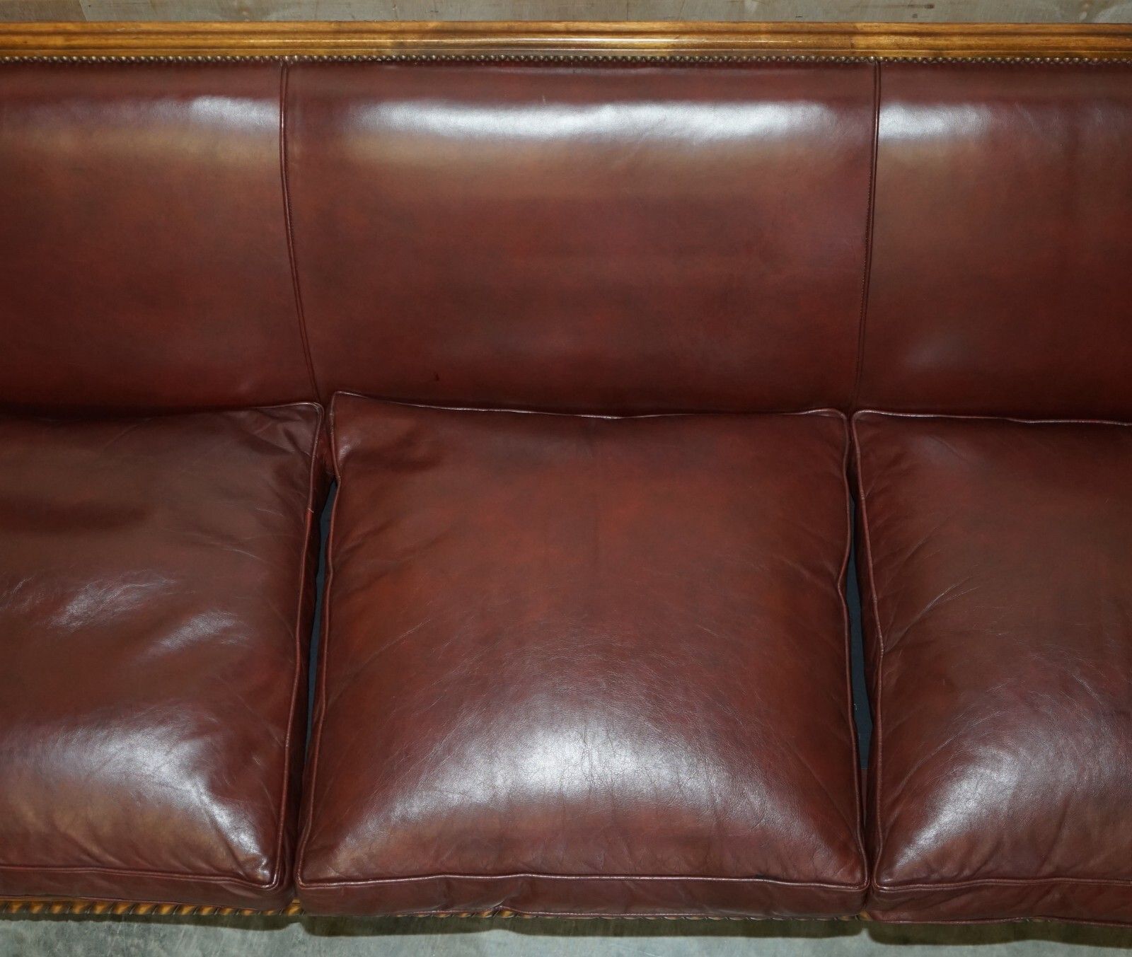 photo vinterior Important Antique Victorian Claw & Ball Feet Brown Leather Walnut Club Sofa