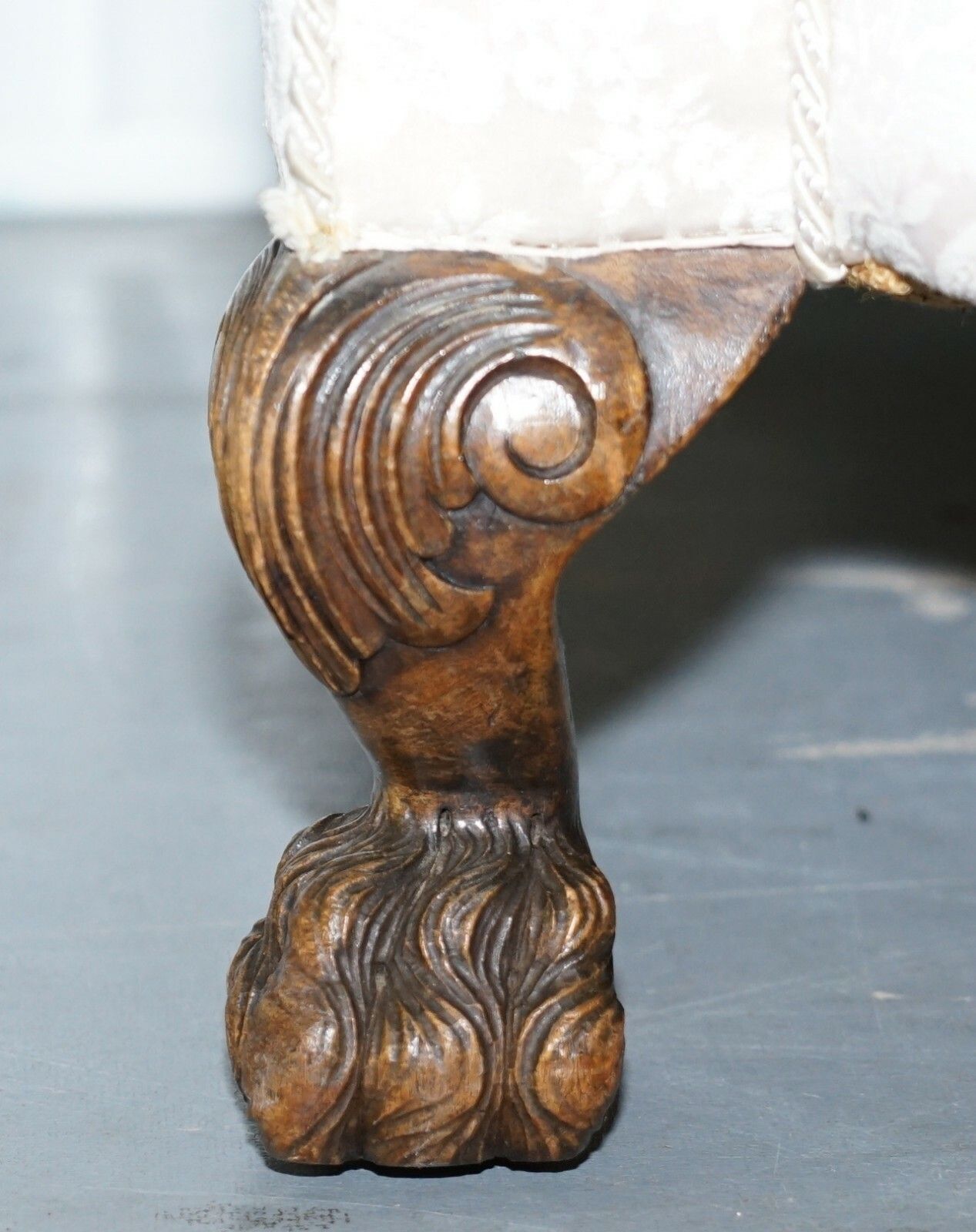 Rare Victorian Damask Upholstery Walnut Carved Lion Paw Feet Sofa Armchair Suite photo vinterior