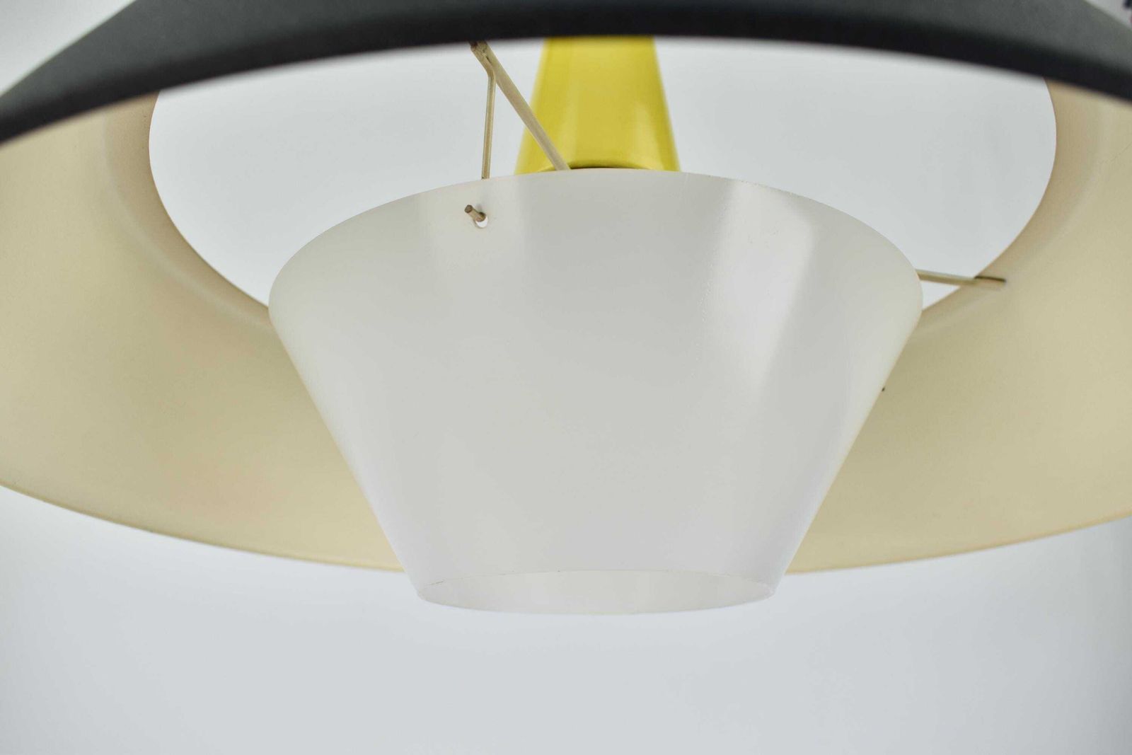 1959 Niek Hiemstra Voor Philips Model Nb23 Hanglamp Mid Century Modern | Vintage Plafondlamp Zwart Geel Louis Kalff photo vinterior