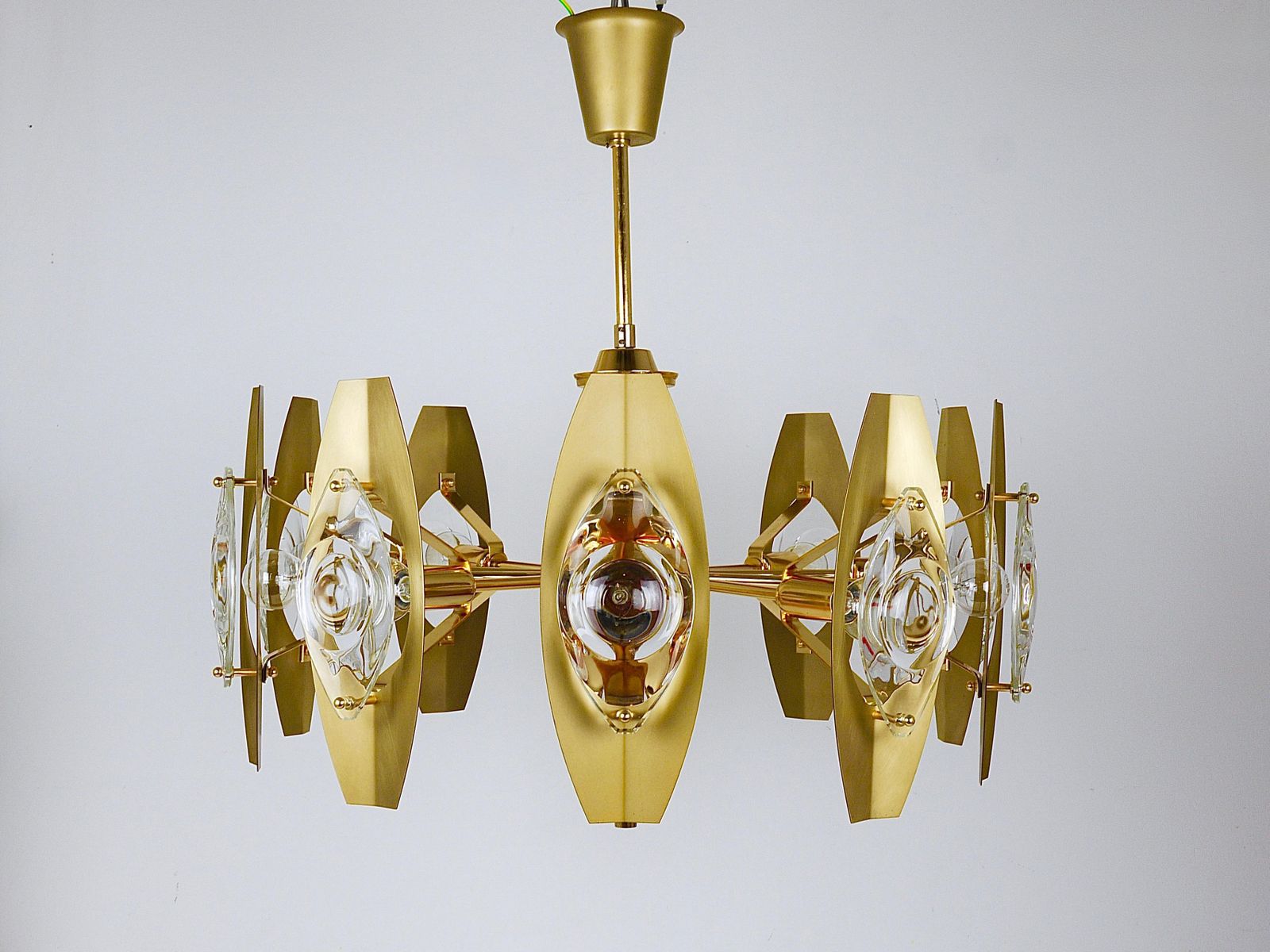 Oscar Torlasco 25“ Brass Chandelier With Optical Prism Lenses, Italy, 1970s photo vinterior