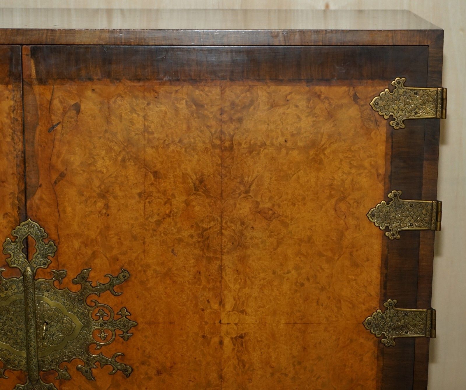 Antique Burr Walnut Lion Hairy Paw Feet Drinks Cabinet William & Mary Style photo vinterior