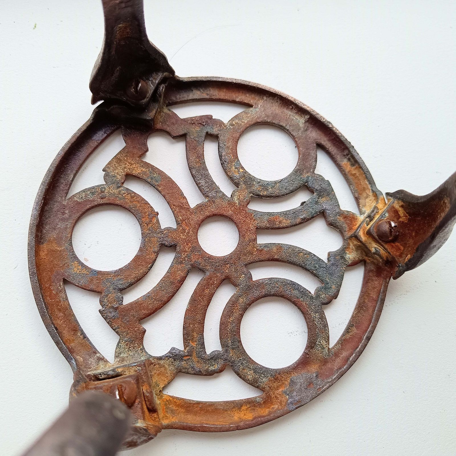 Antique English Art Nouveau Cast Iron Trivet, Registered Design 430938 For 1906 On Three Bound Legs photo Home Decor