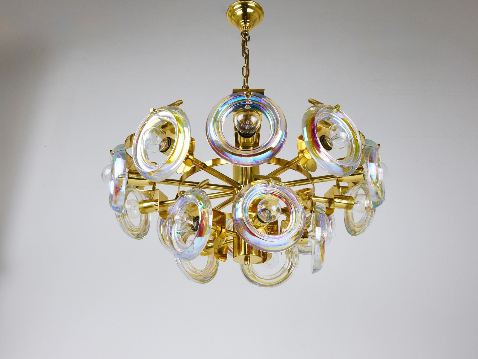 photo vintage Oscar Torlasco Large Brass Chandelier, Optical Rainbow Glass Rings, Italy, 1970s