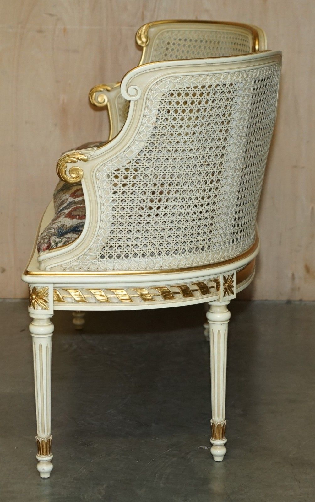 photo vintage Antique Gold & Silver Leaf Embroidered French Louis Bergere Window Seat Bench