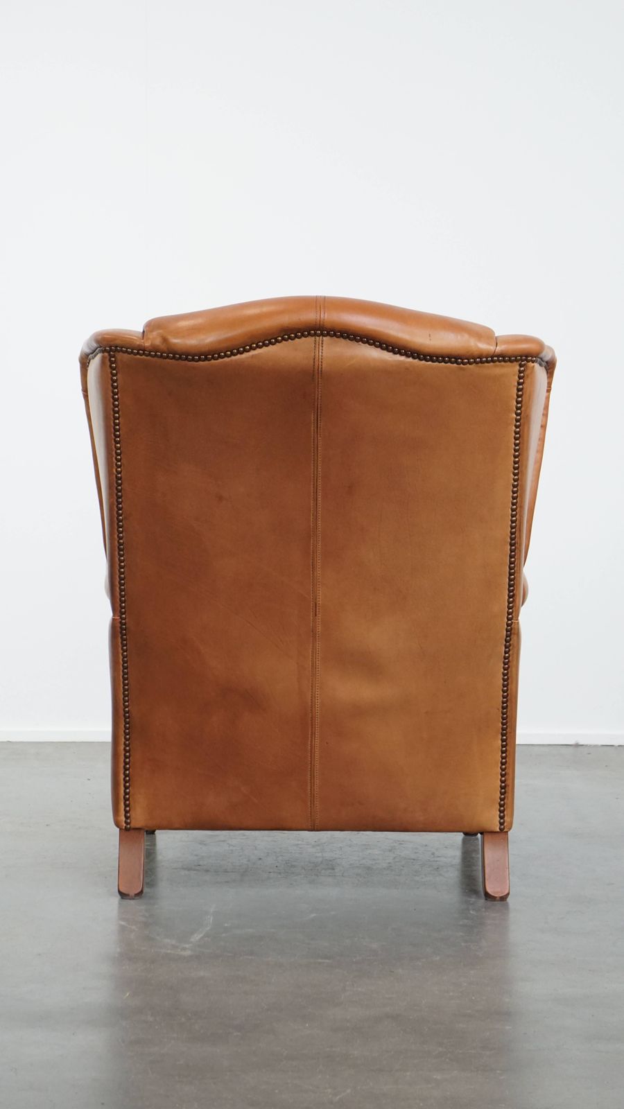 Unieke En Comfortabele Wingchair Van Koeienhuidleer Met Decoratieve Sierspijkers En Fraaie Details photo Meubels