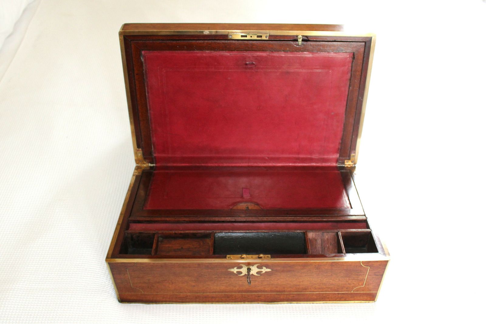 Elegant Victorian Writing Slope In Walnut, Secret Drawers, Ink Bottles, Working Lock With Key. photo 300.0
