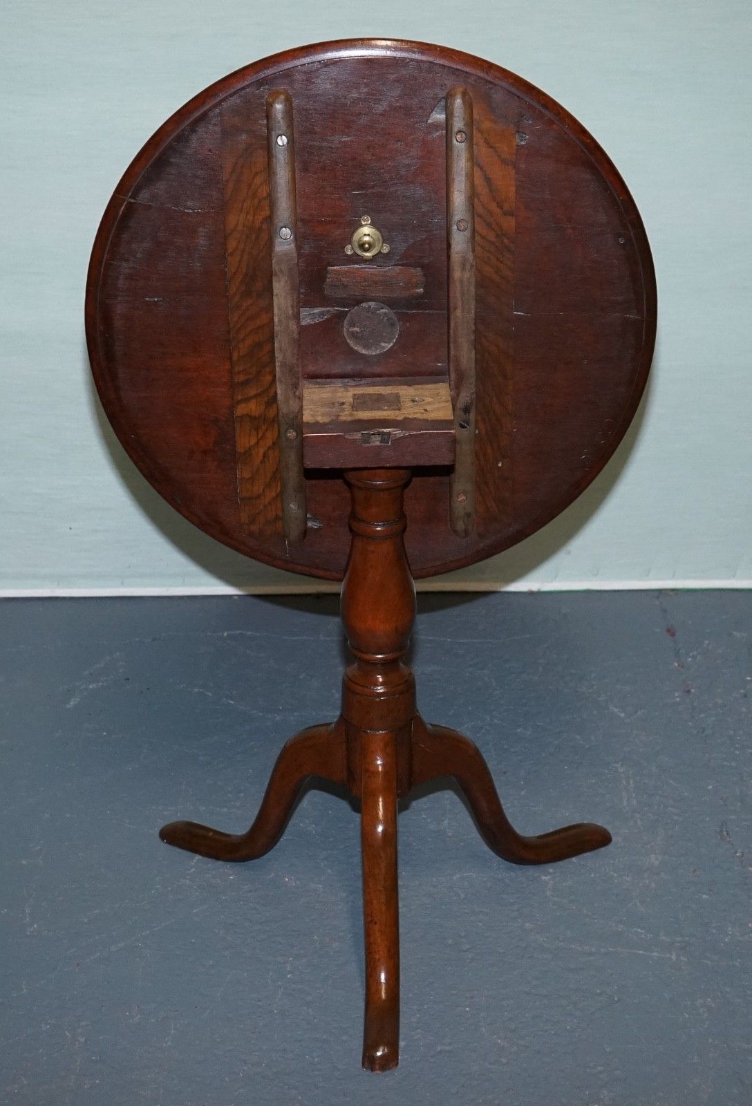 photo vinterior Victorian Hardwood Tilt Top Tripod Table Round Side Or Wine Table