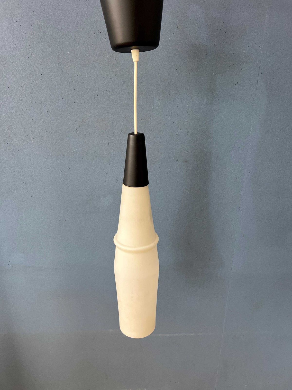 Lange Mid Century Opaline Glazen Hanglamp photo vinterior