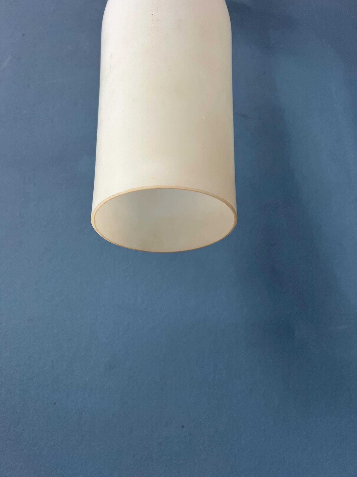 photo furniture Lange Mid Century Opaline Glazen Hanglamp
