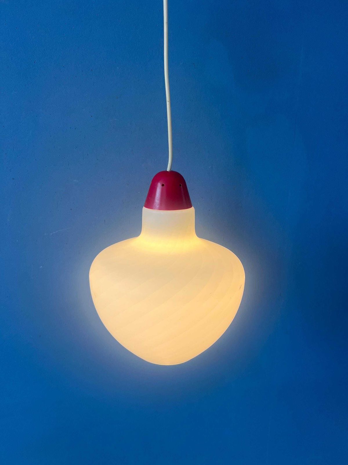 Mid Century Melkglazen Hanglamp Met Rode Bovenkant En Plafondkap photo for sale