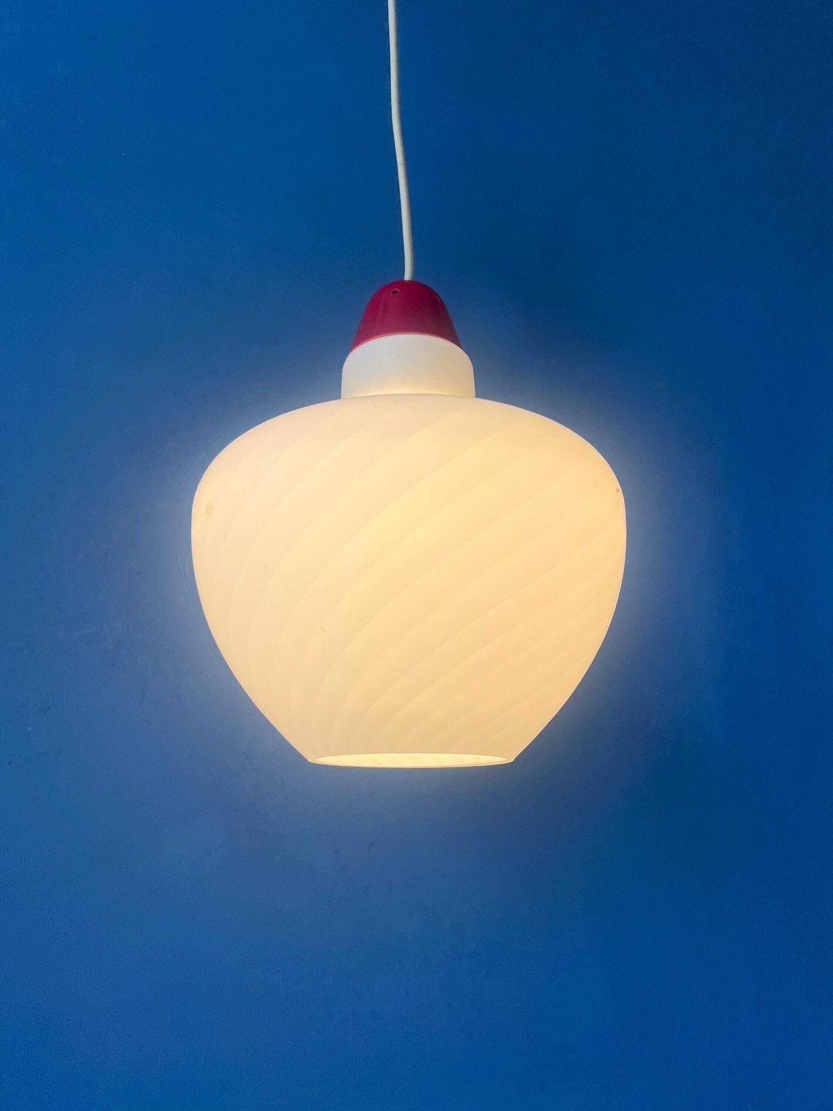 Mid Century Melkglazen Hanglamp Met Rode Bovenkant En Plafondkap photo 253.0