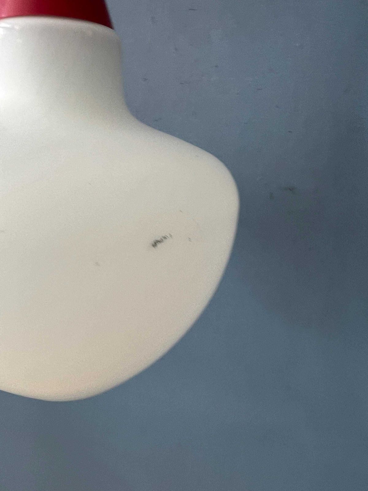 photo for sale Mid Century Melkglazen Hanglamp Met Rode Bovenkant En Plafondkap