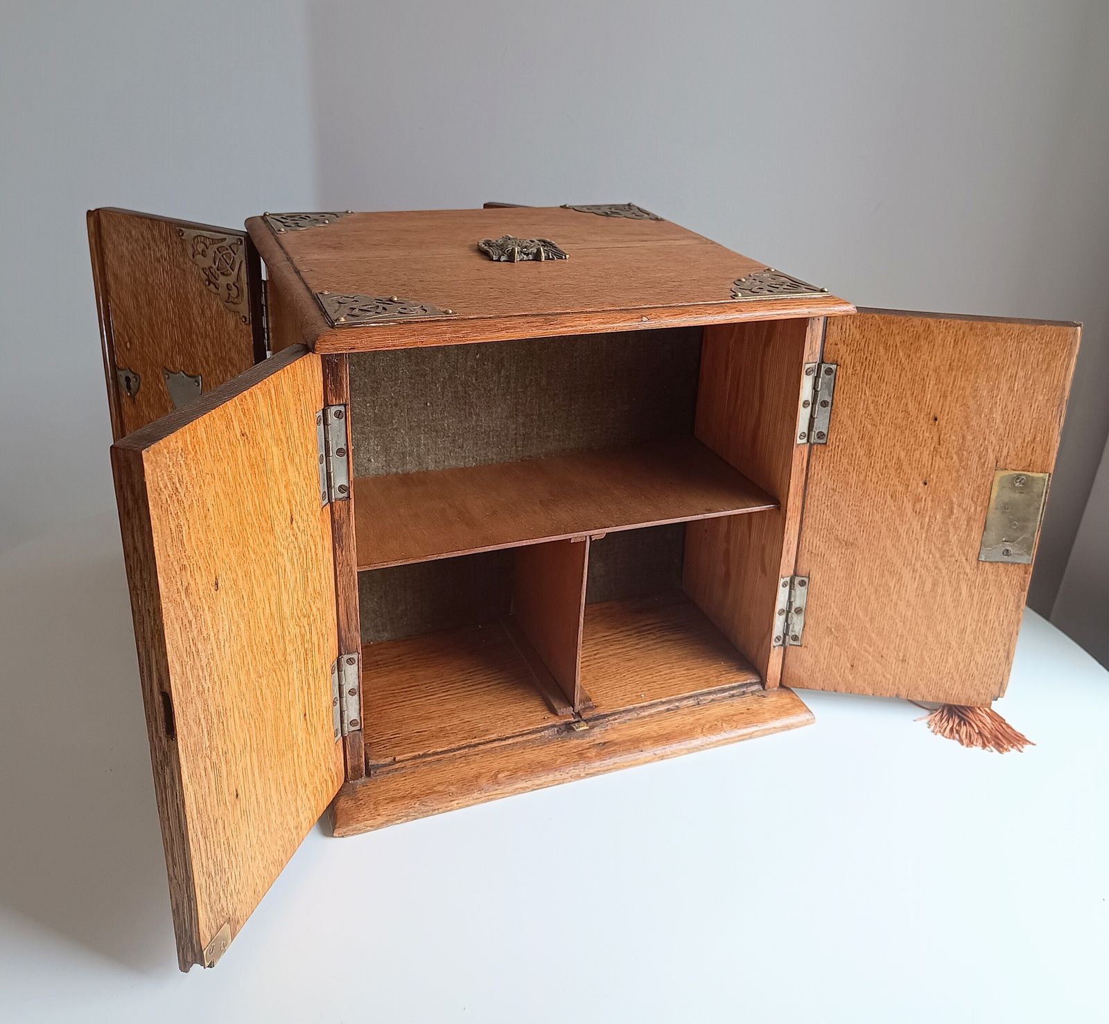 photo furniture Rare Antique English Quarter Sawn Oak Gentlemans Smokers Cabinet Humidor With Hidden Whisky Compartment