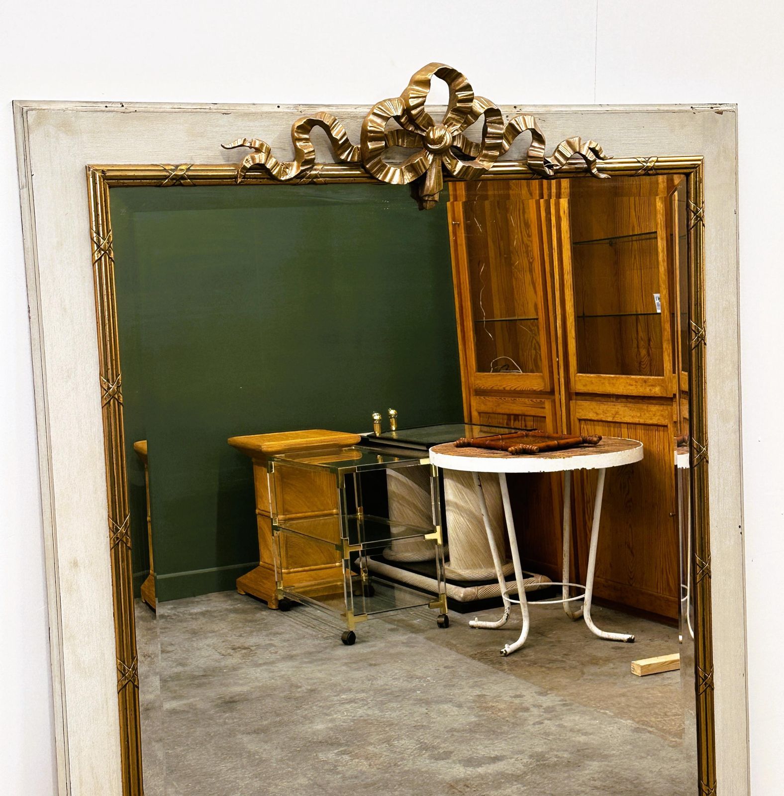 photo for sale Imposante Franse Neoklassieke Spiegel, 19e Eeuw – Geschilderd Met Vergulde Strik – 165 Cm Hoog