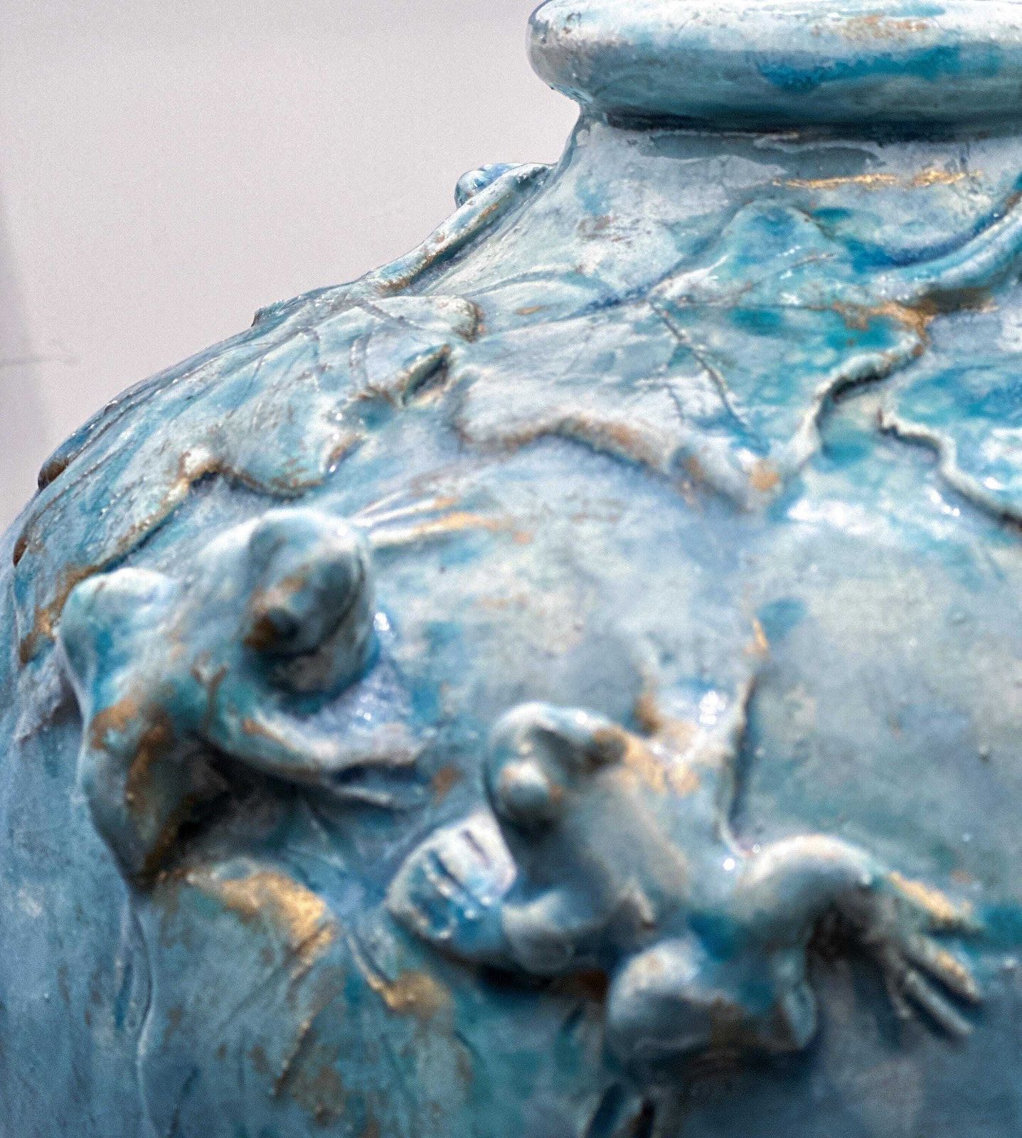 Handgemaakte Franse Keramische Lamp Met Klimop En Kikkers In Turquoise Glazuur Met Gouden Accenten – Sculpturaal Tafellampje Naar Voorbeeld Van De Natuur photo 746.0