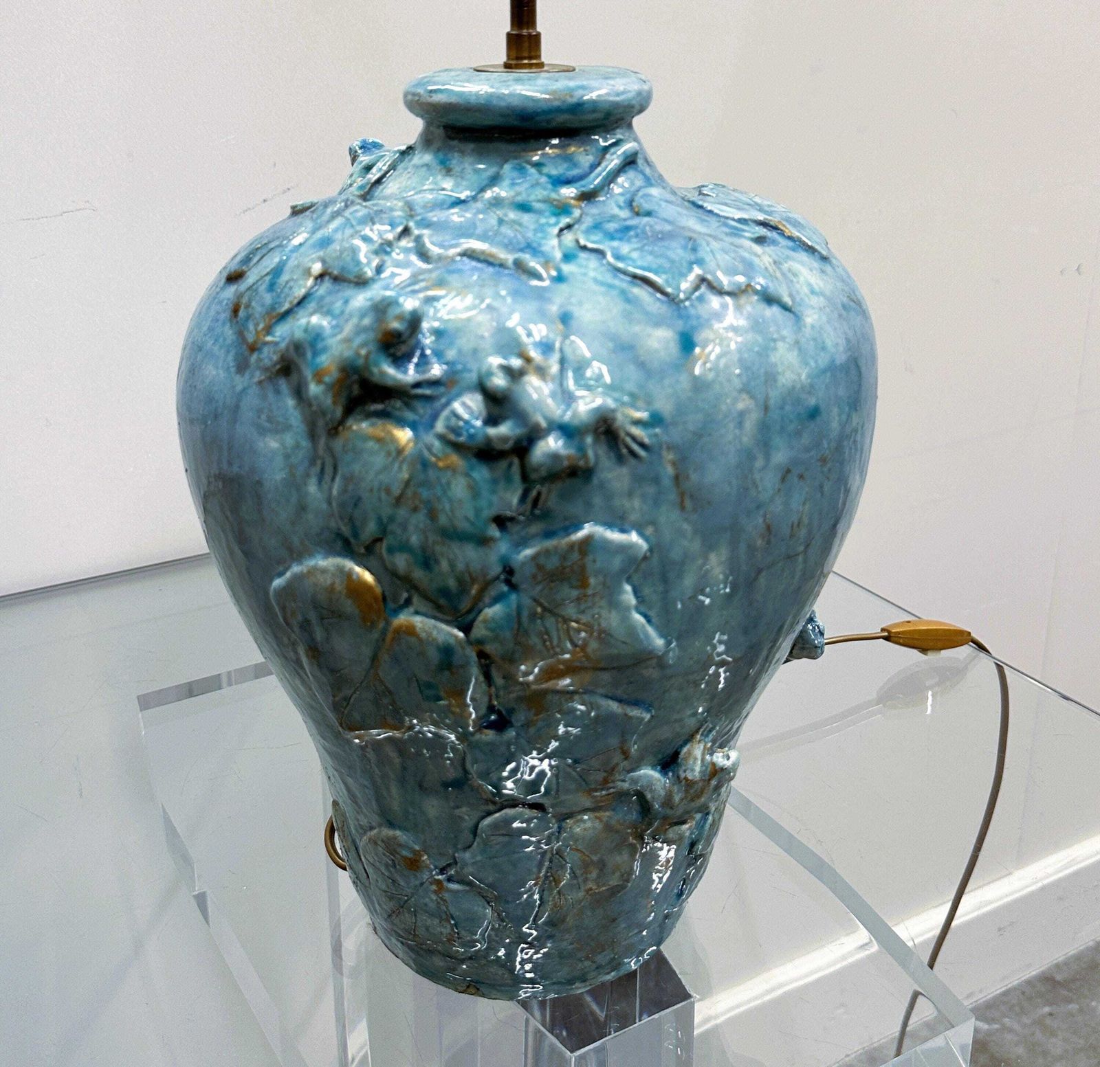 Handgemaakte Franse Keramische Lamp Met Klimop En Kikkers In Turquoise Glazuur Met Gouden Accenten – Sculpturaal Tafellampje Naar Voorbeeld Van De Natuur photo vinterior