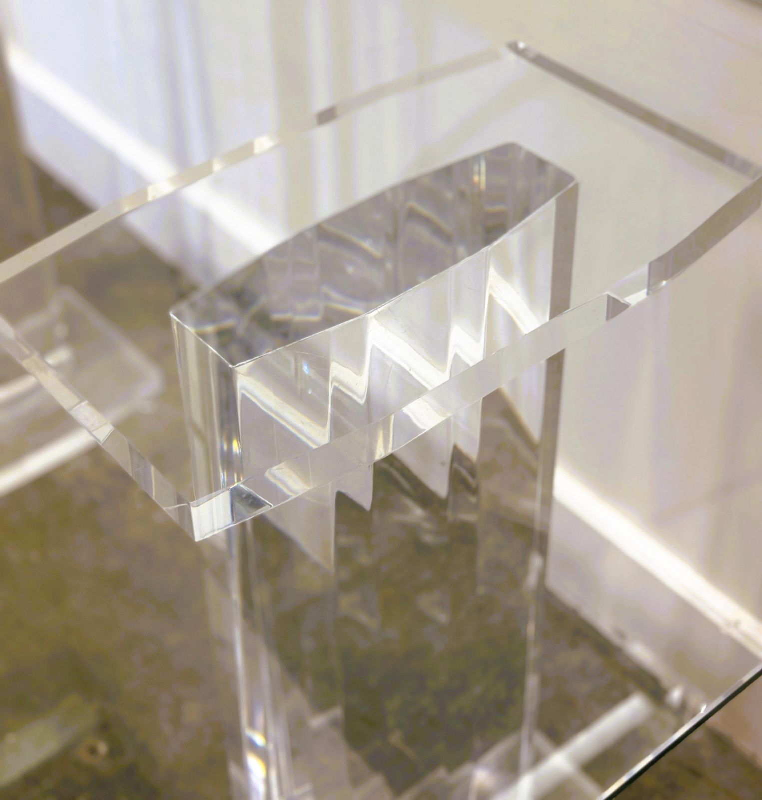 Italiaanse Lucite En Glazen Console Of Bureau Uit De Jaren 1980 — Sculpturaal Minimalistisch Ontwerp In Transparante Uitvoering photo Meubels
