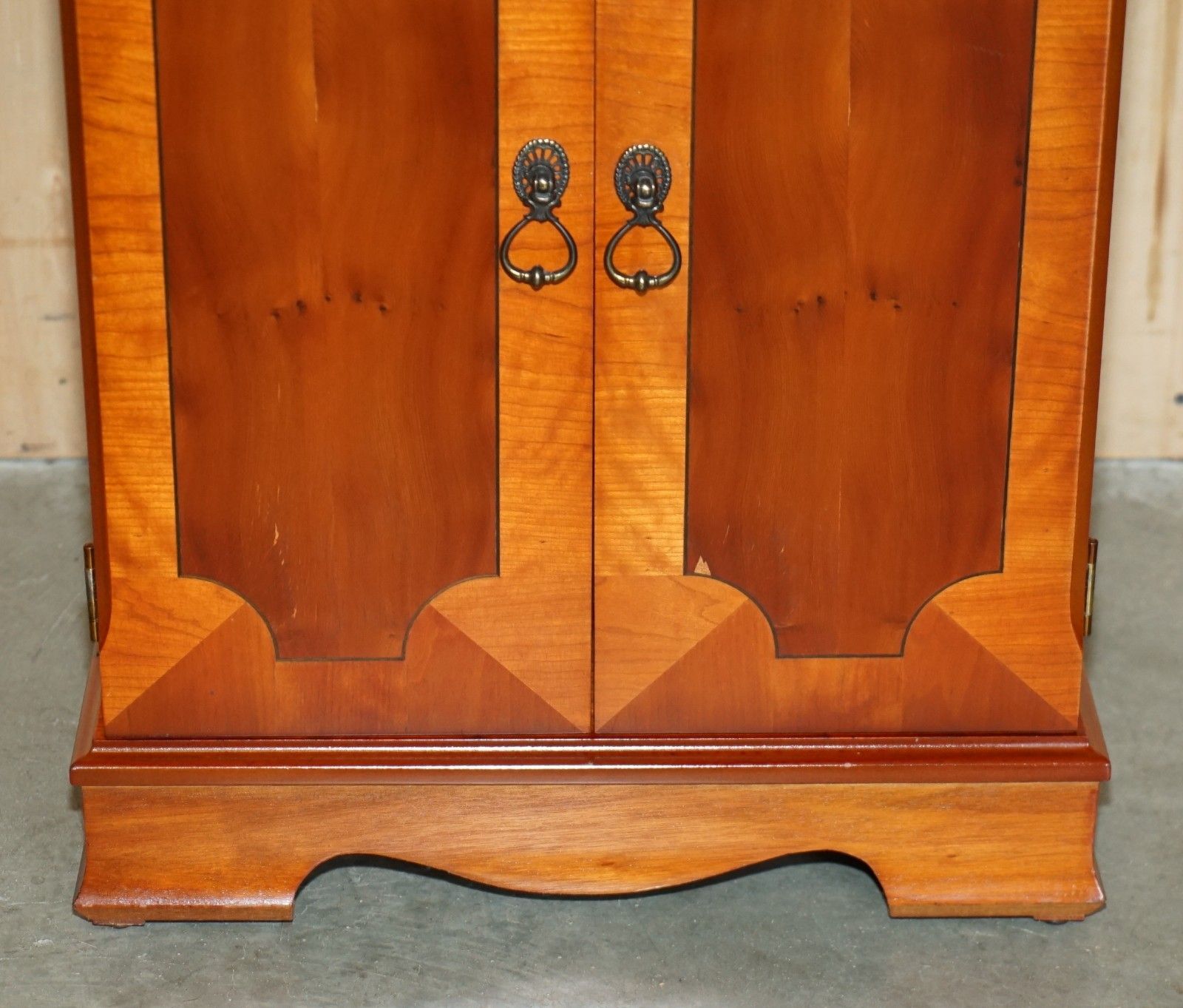 Lovely Vintage Burr Yew Wood Cd Or Dvd 120 Piece Holding Side Cabinet Tower photo vinterior