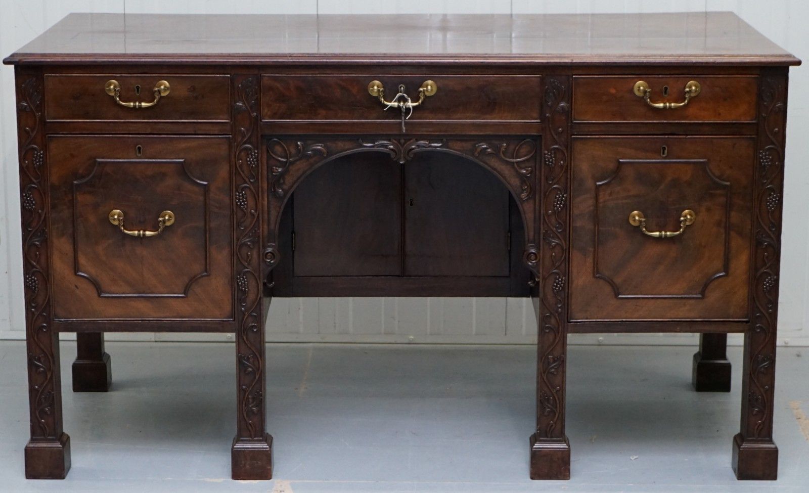 Viscountess Boyd's Ince Castle Rare George III Mahogany Sideboard Chippendale photo 3500.0