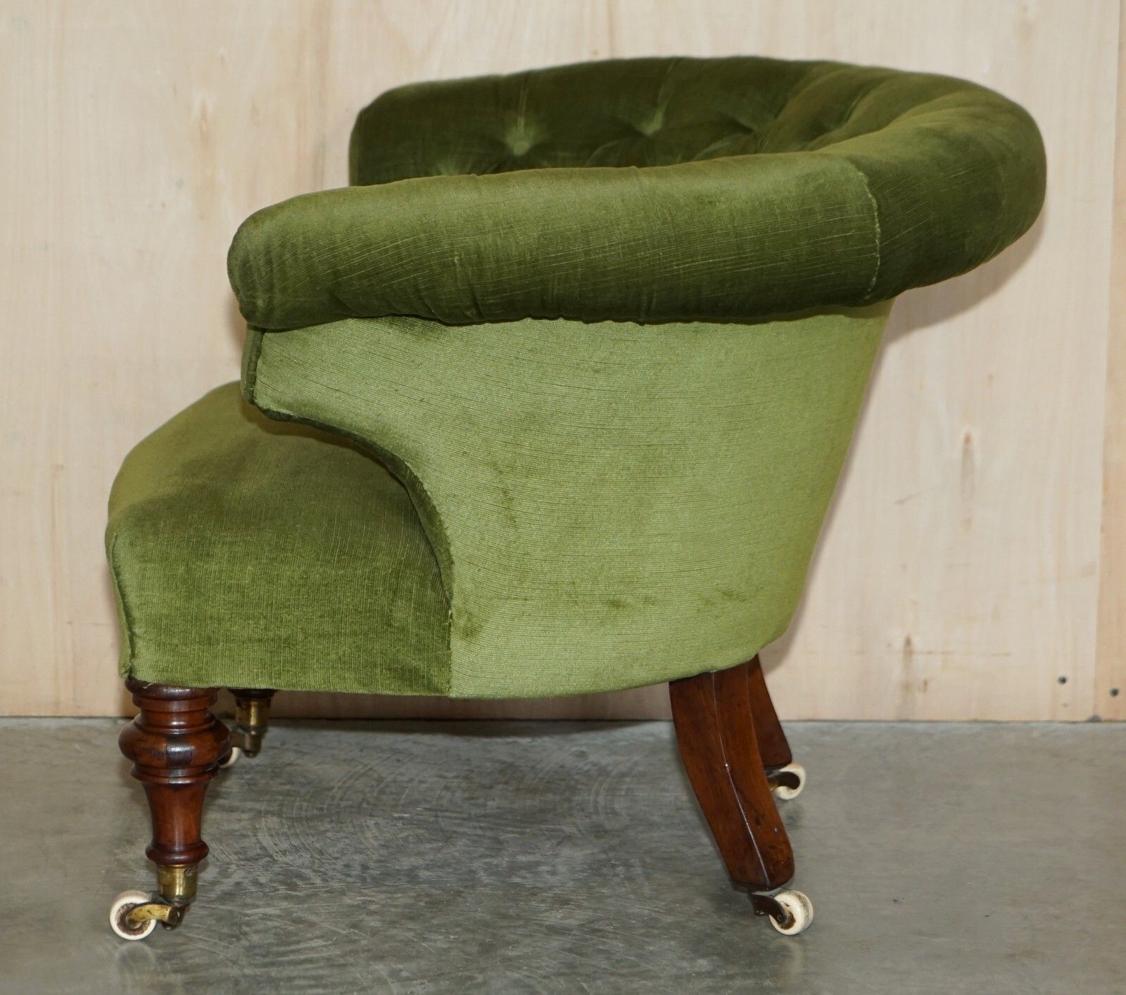 photo furniture Original Regency 1810 20 Chesterfield Walnut Framed Green Library Tub Armchair