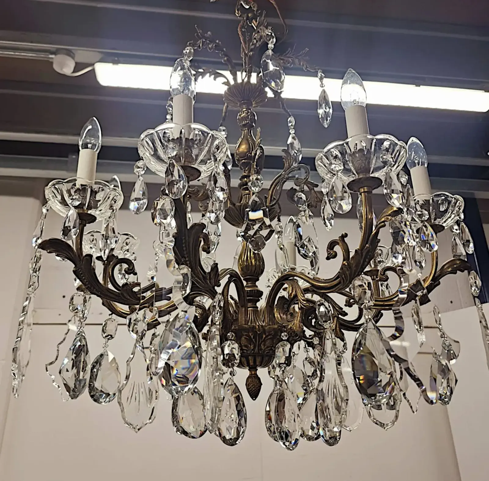 photo furniture A Stunning Early 20th Century Italian Gilt Bronze And Crystal Eight Branch Rewired Chandelier
