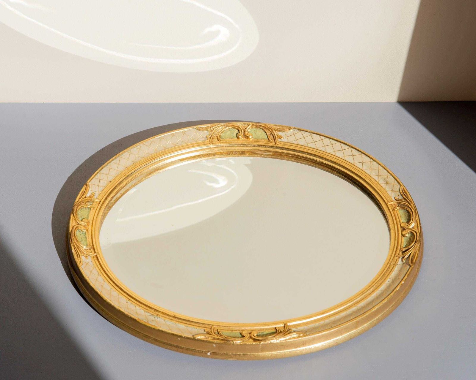 Miroir mural ovale doré à verre biseauté, miroir décoratif hollandais, petit miroir baroque, années 1950 photo for sale