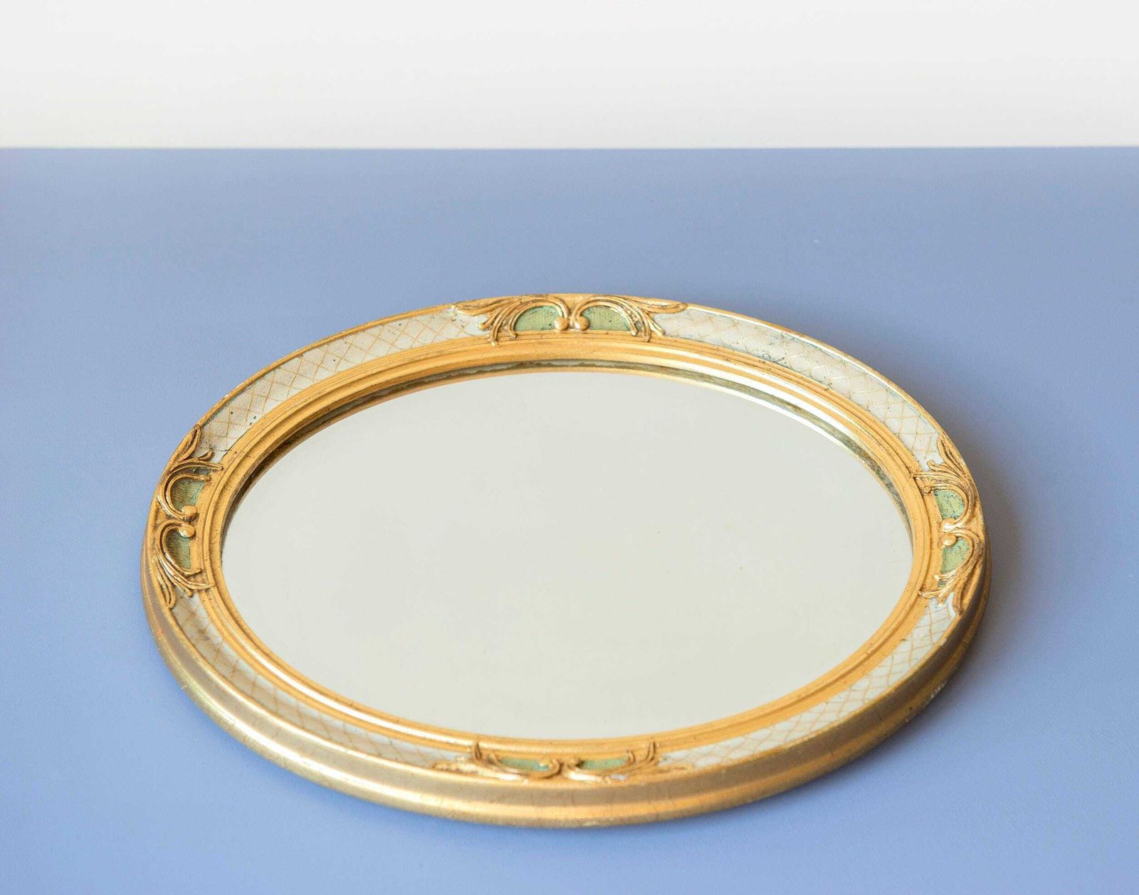 Miroir mural ovale doré à verre biseauté, miroir décoratif hollandais, petit miroir baroque, années 1950 photo vintage