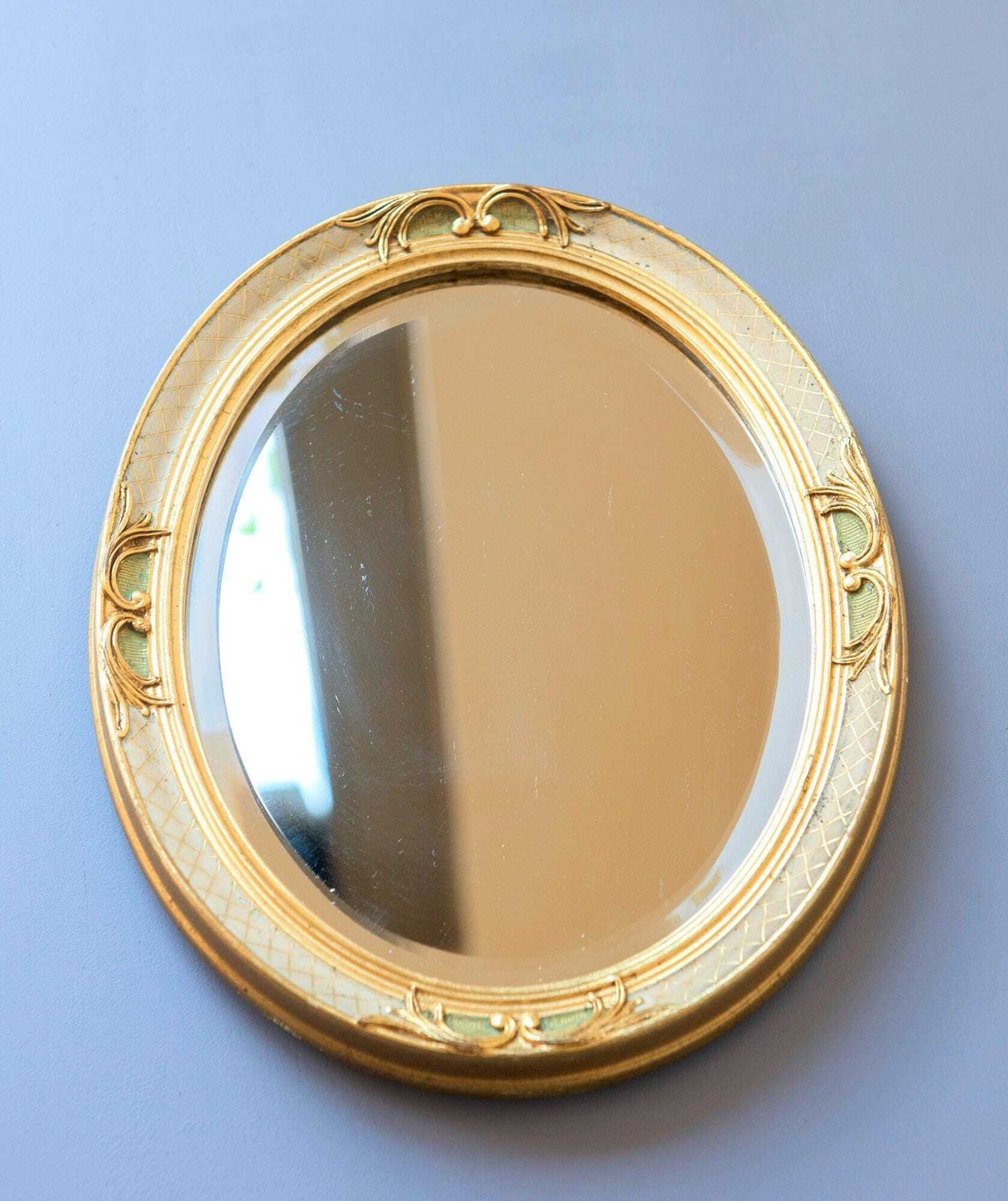 photo for sale Miroir mural ovale doré à verre biseauté, miroir décoratif hollandais, petit miroir baroque, années 1950