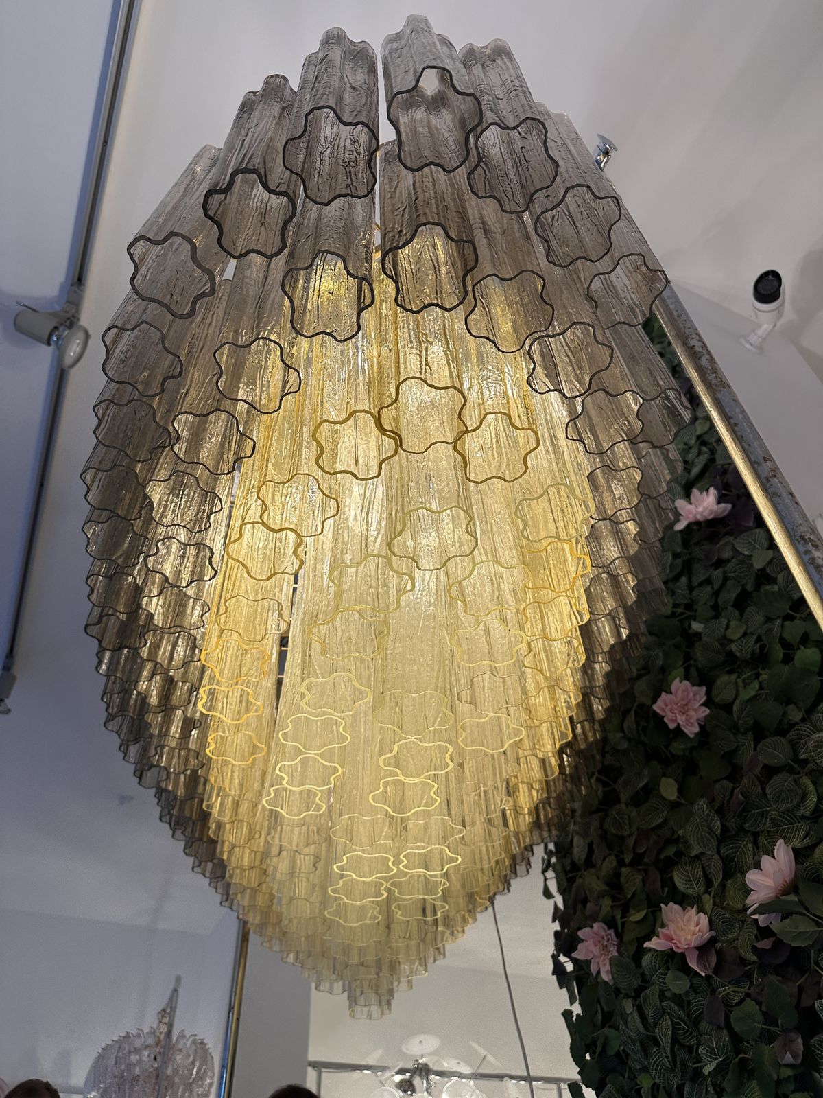 Contemporary Large Murano Glass Chandelier In Gold photo vinterior