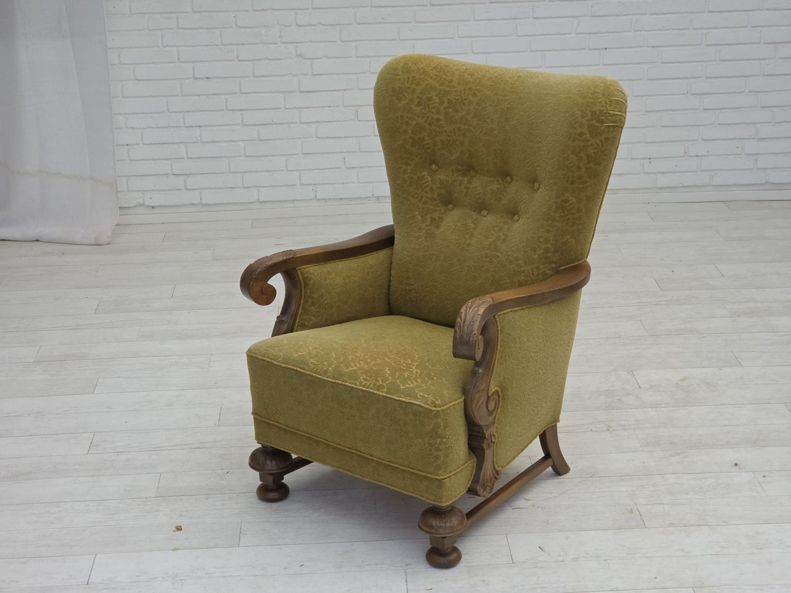 photo vintage Ca. Jaren 1960, Deense Fauteuil Met Hoge Rug, Meubelbekleding Van Katoen/Wol, Massief Eikenhout.