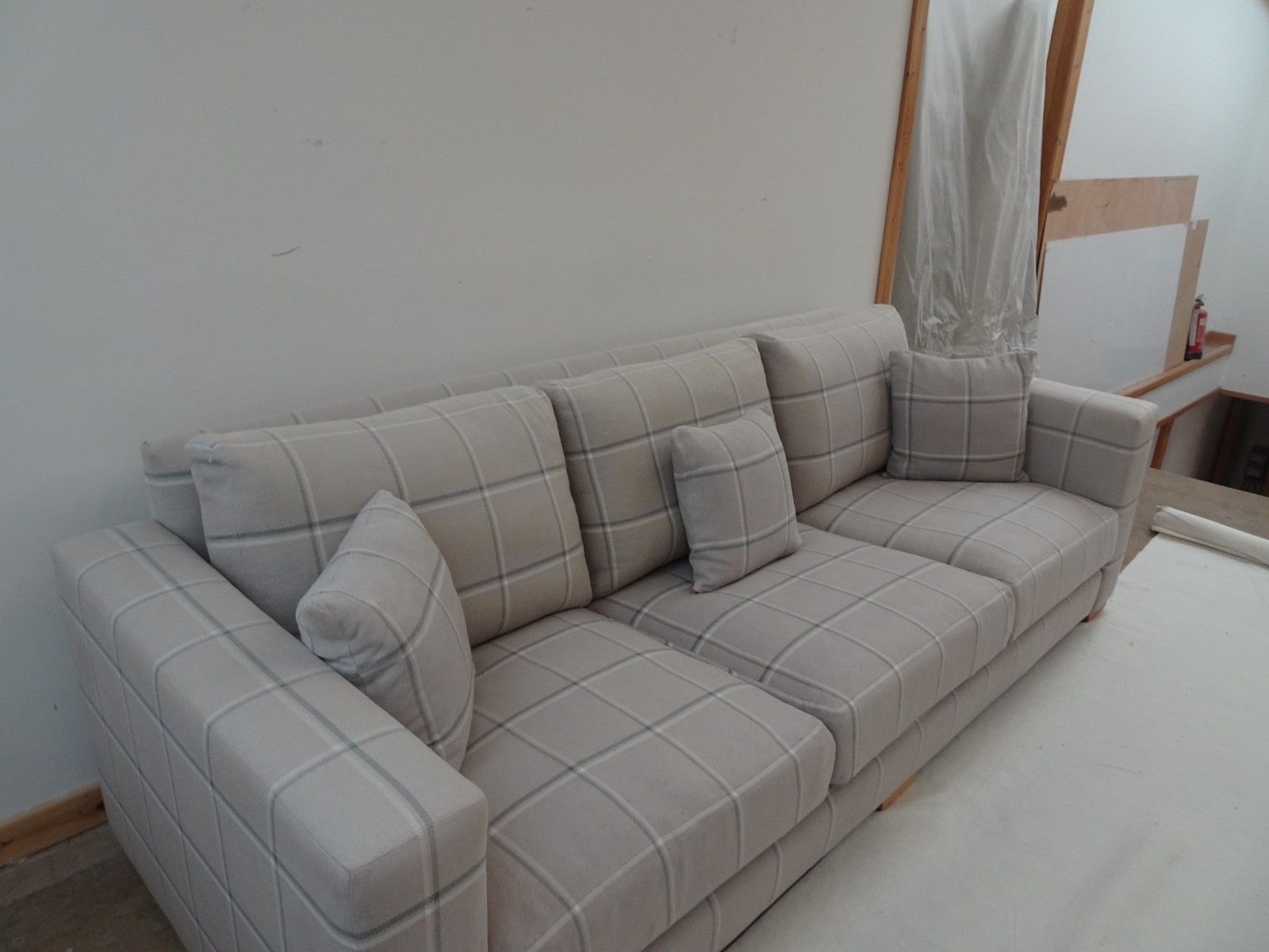 George Smith Large Square Arm Sofa In Soft Grey Check In Good Condition photo Furniture