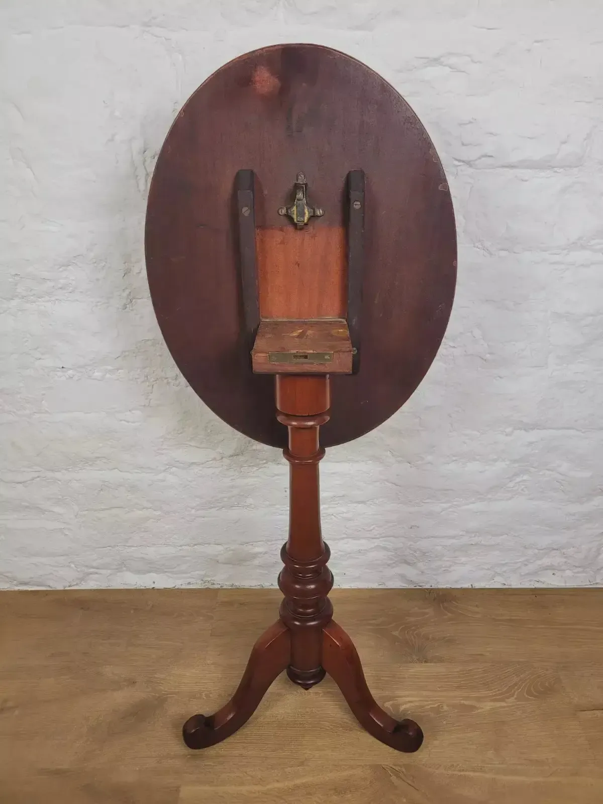 photo furniture Victorian Tilt Top Table Mahogany English Mahogany