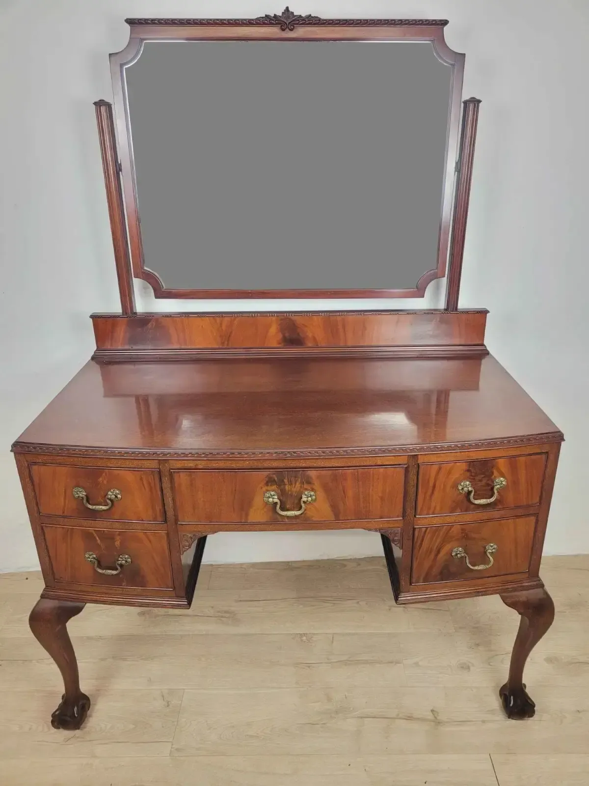 photo vintage Vintage Dresser Vanity Bow Front Ball And Claw Footed 1960s