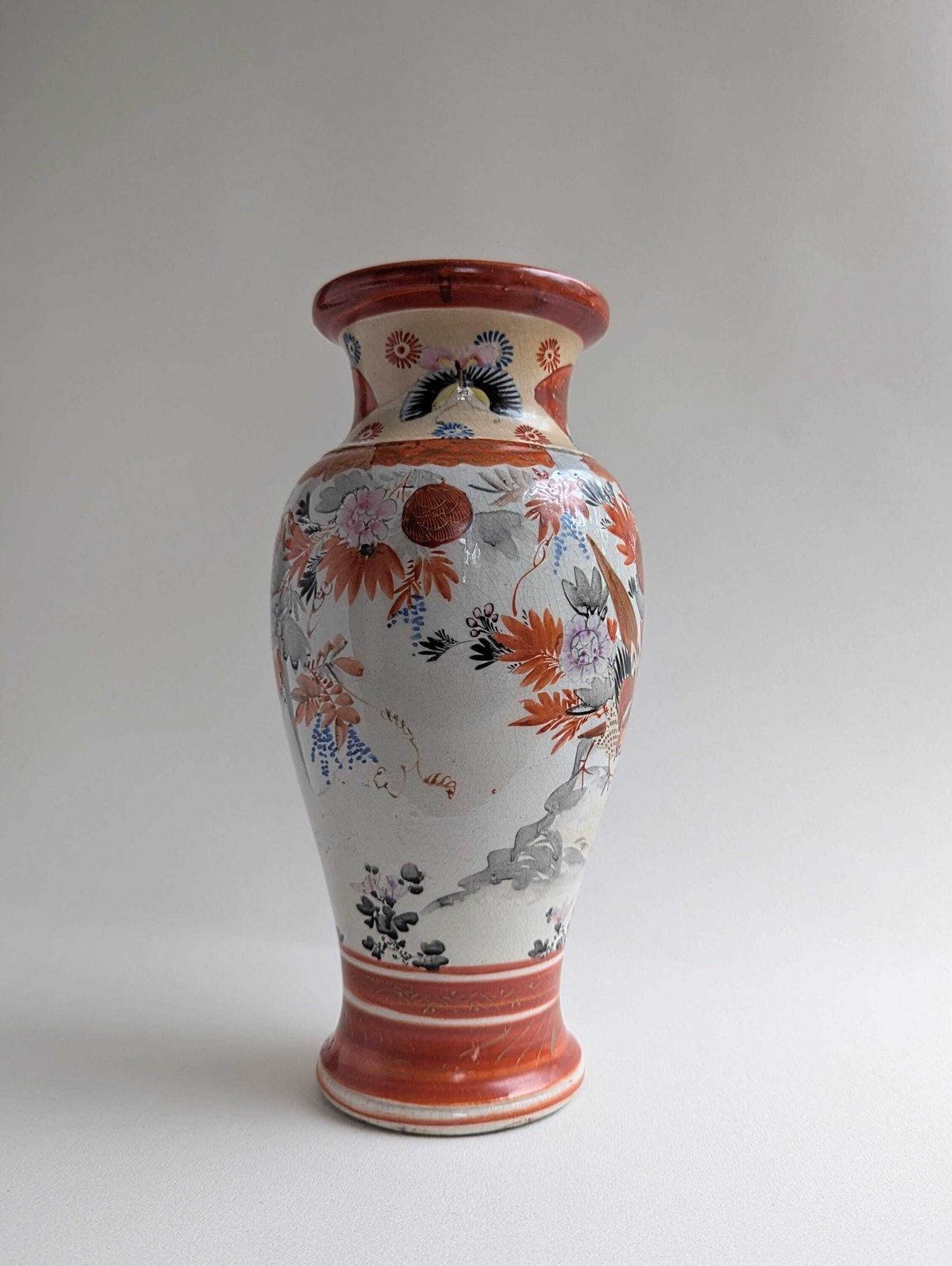 19th Century Red Japanese Meiji Kutani Vase, Hand Painted Gilt Porcelain photo vinterior